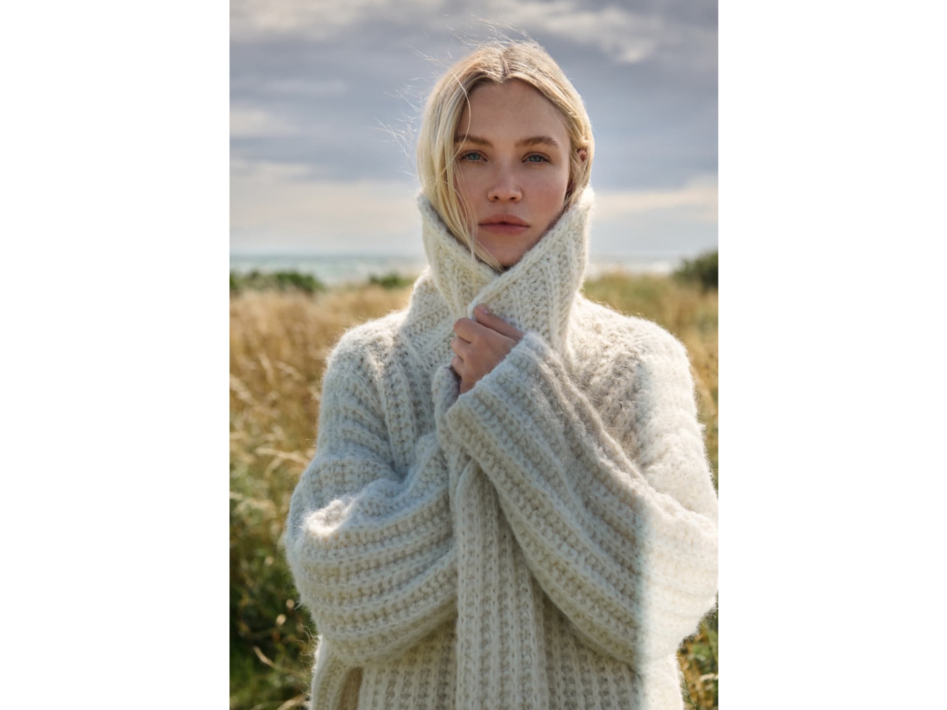 Stricken für den Frühling - Model in Chunky-Mantel von Lana Grossa