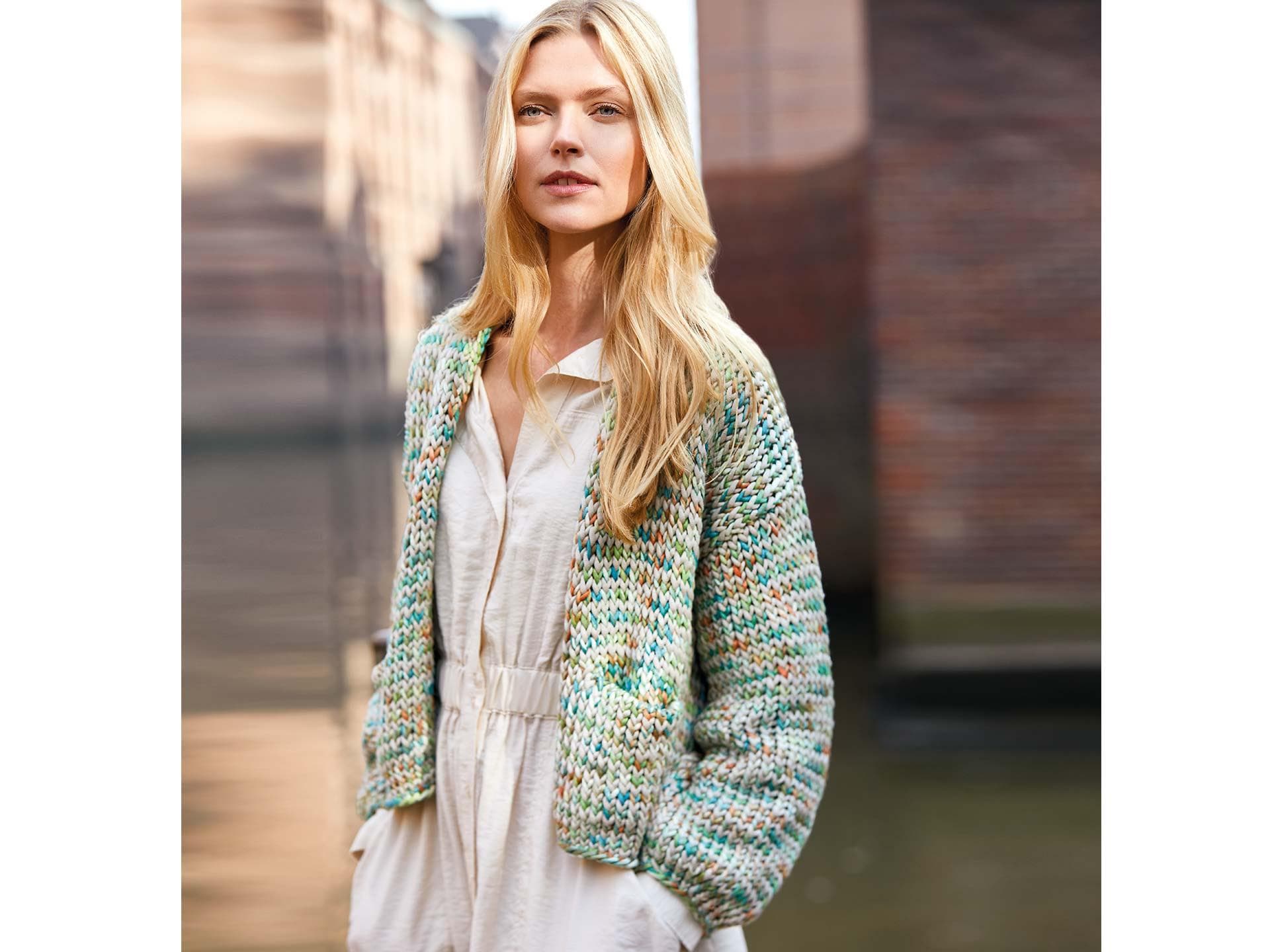 Stricken für den Frühling - Model in Strickjacke in Frühlinsfarben von Lana Grossa