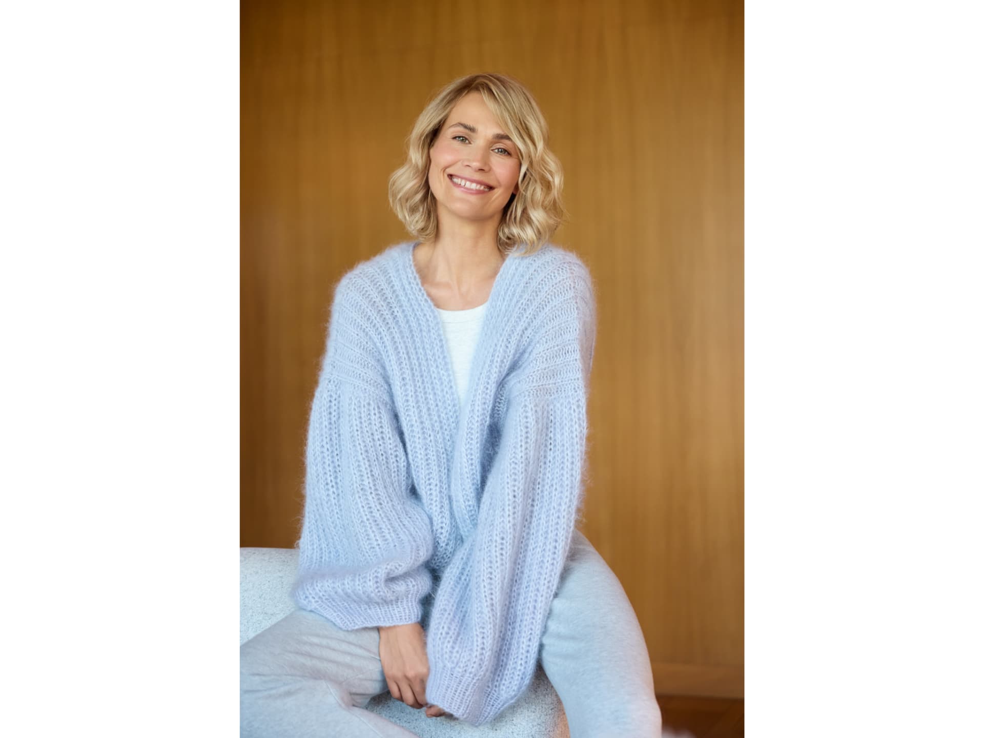 Stricken für den Frühling - Model in Isemarkt-Cardigan