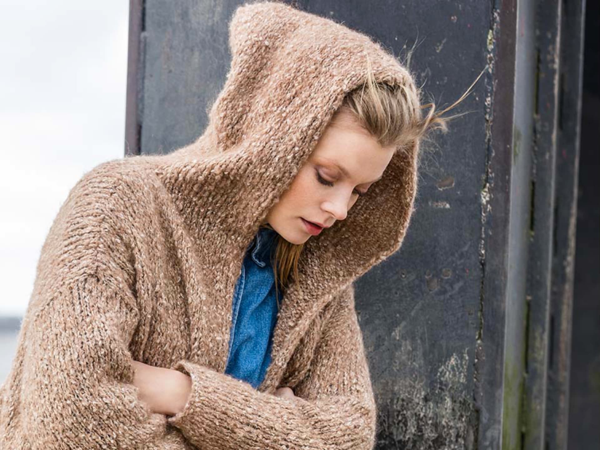 Stricken für den Frühling - Model in lässiger Kapuzenjacke von Lana Grossa