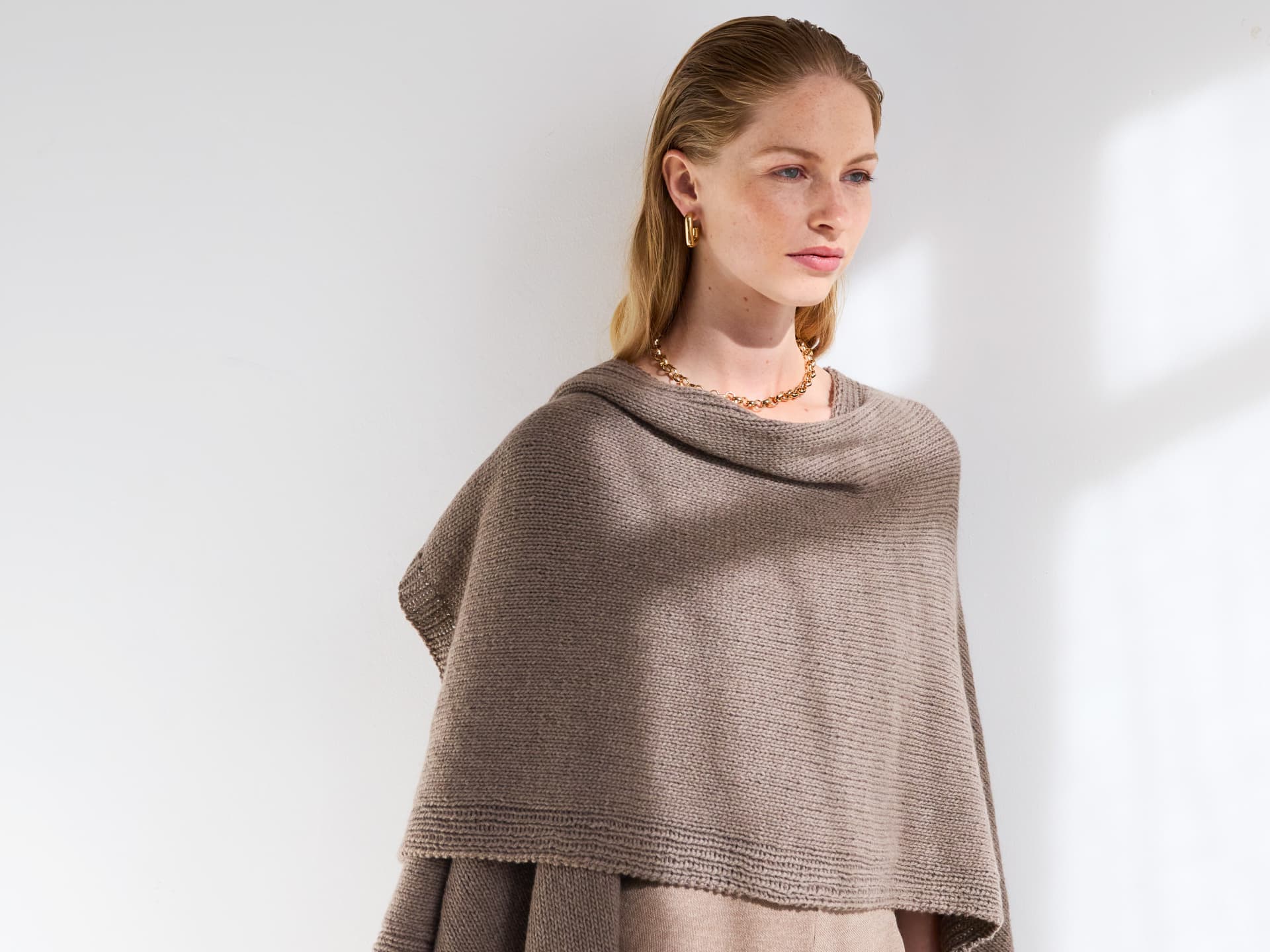 Stricken für den Frühling - Model in Kaschmir-Cape von Lana Grossa