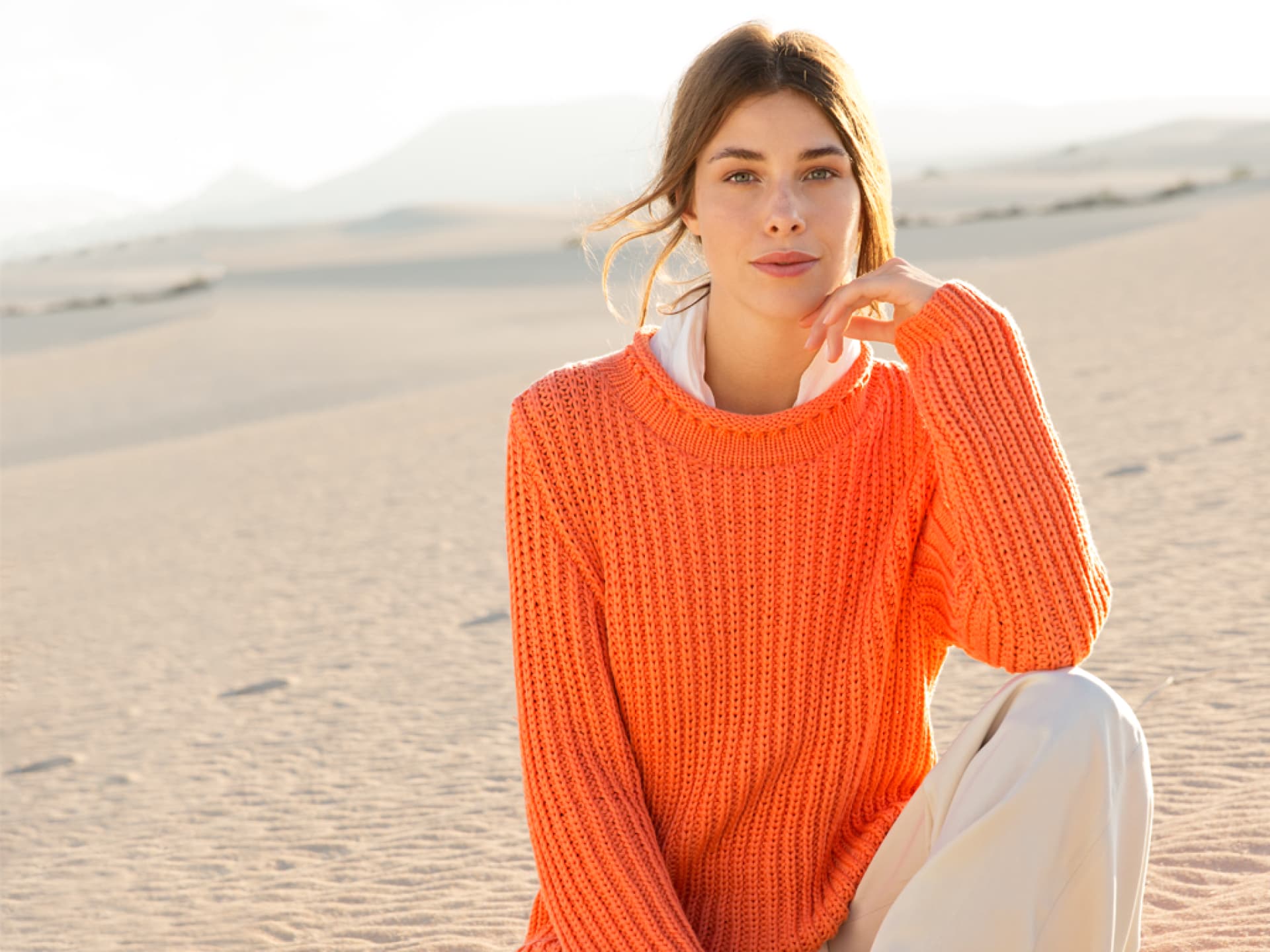 Stricken für den Frühling - Model in Pullover in leuchtendem Orange von Lana Grossa
