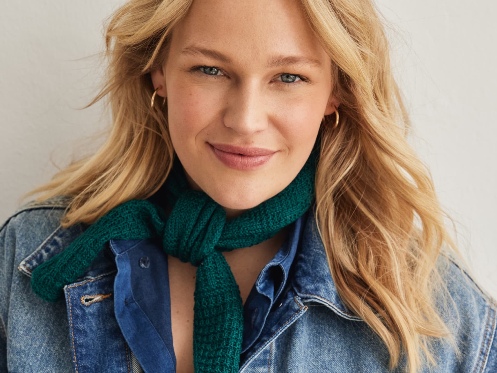 Stricken für den Frühling - Model mit kleinem Halstuch von Lana Grossa