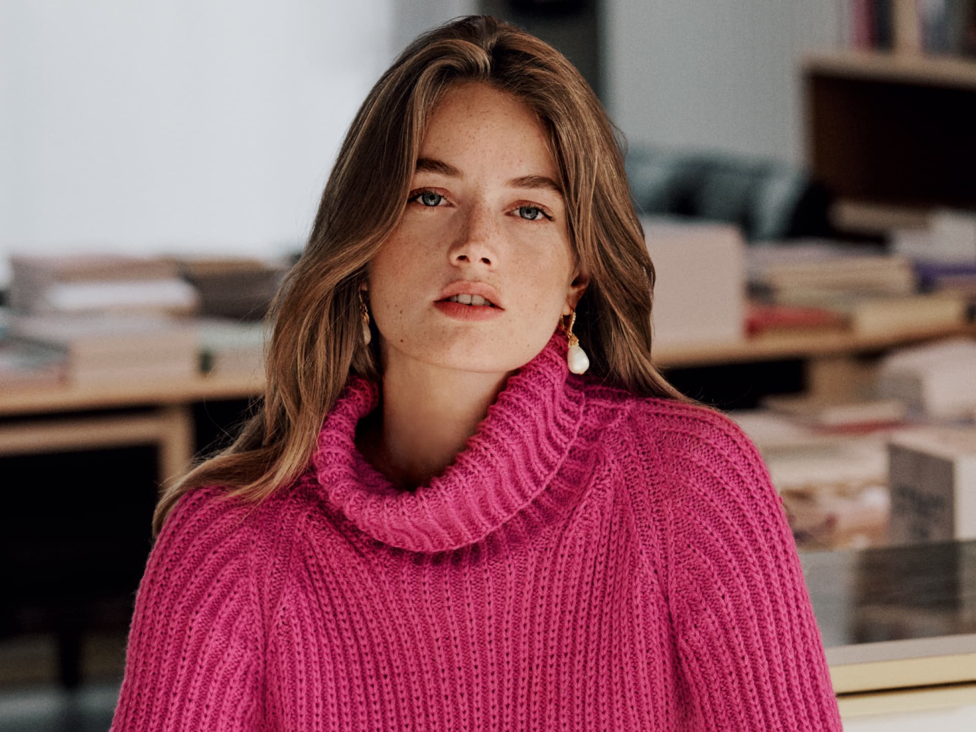 Stricken für den Frühling - Model in Kurzarm-Pullover von Lana Grossa
