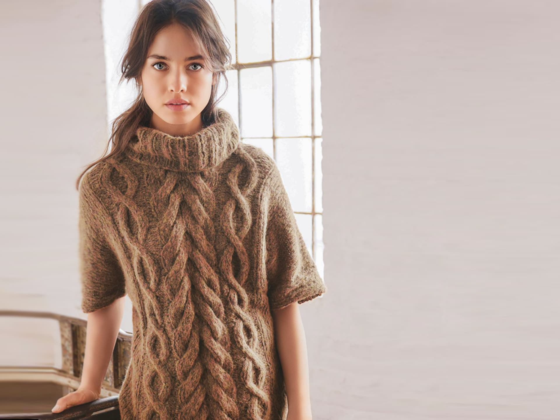 Stricken für den Frühling - Model in Kurzarm-Pullover mit Zopfmuster von Lana Grossa