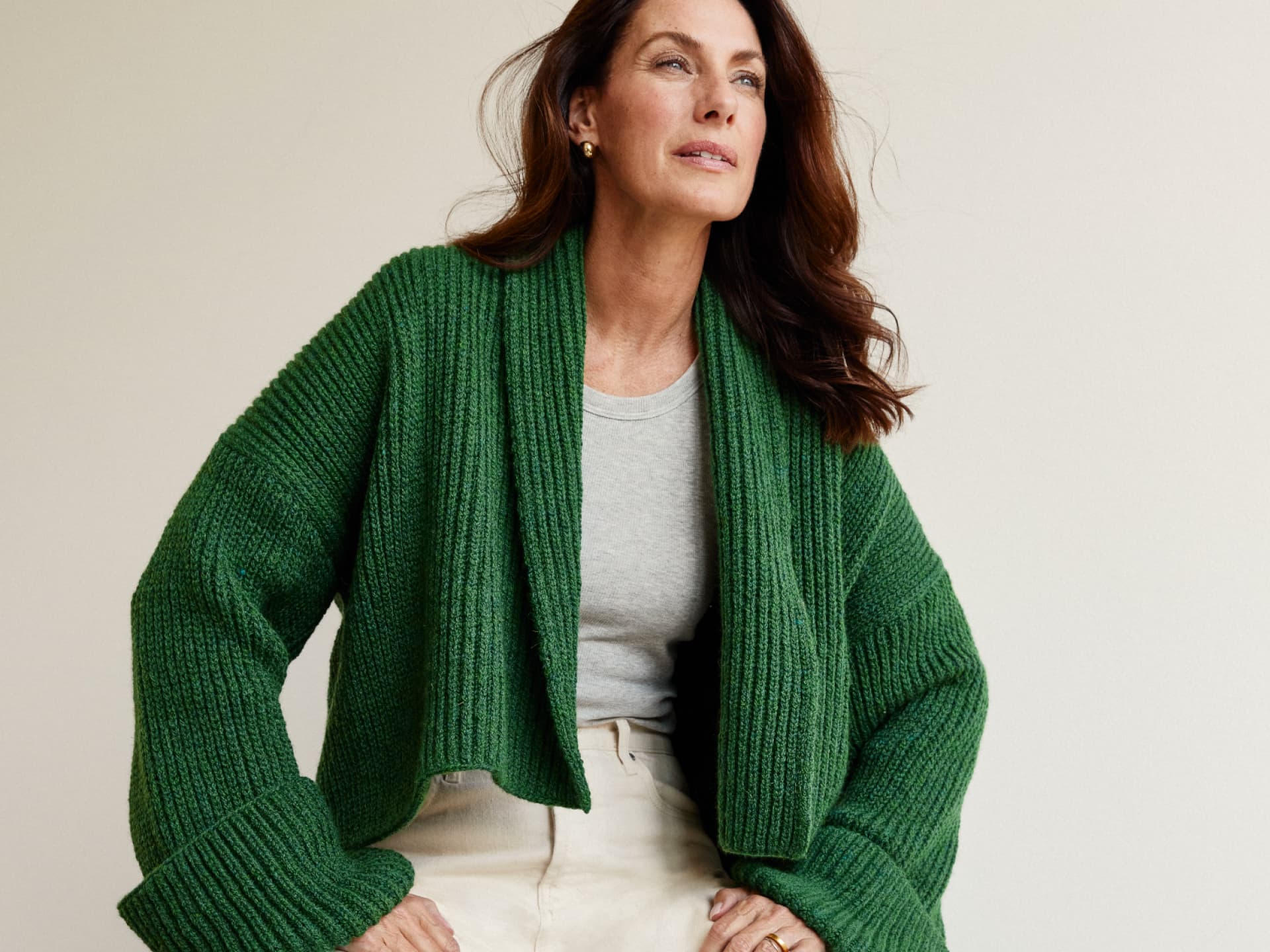 Stricken für den Frühling - Model in verkürzter Strickjacke von Lana Grossa