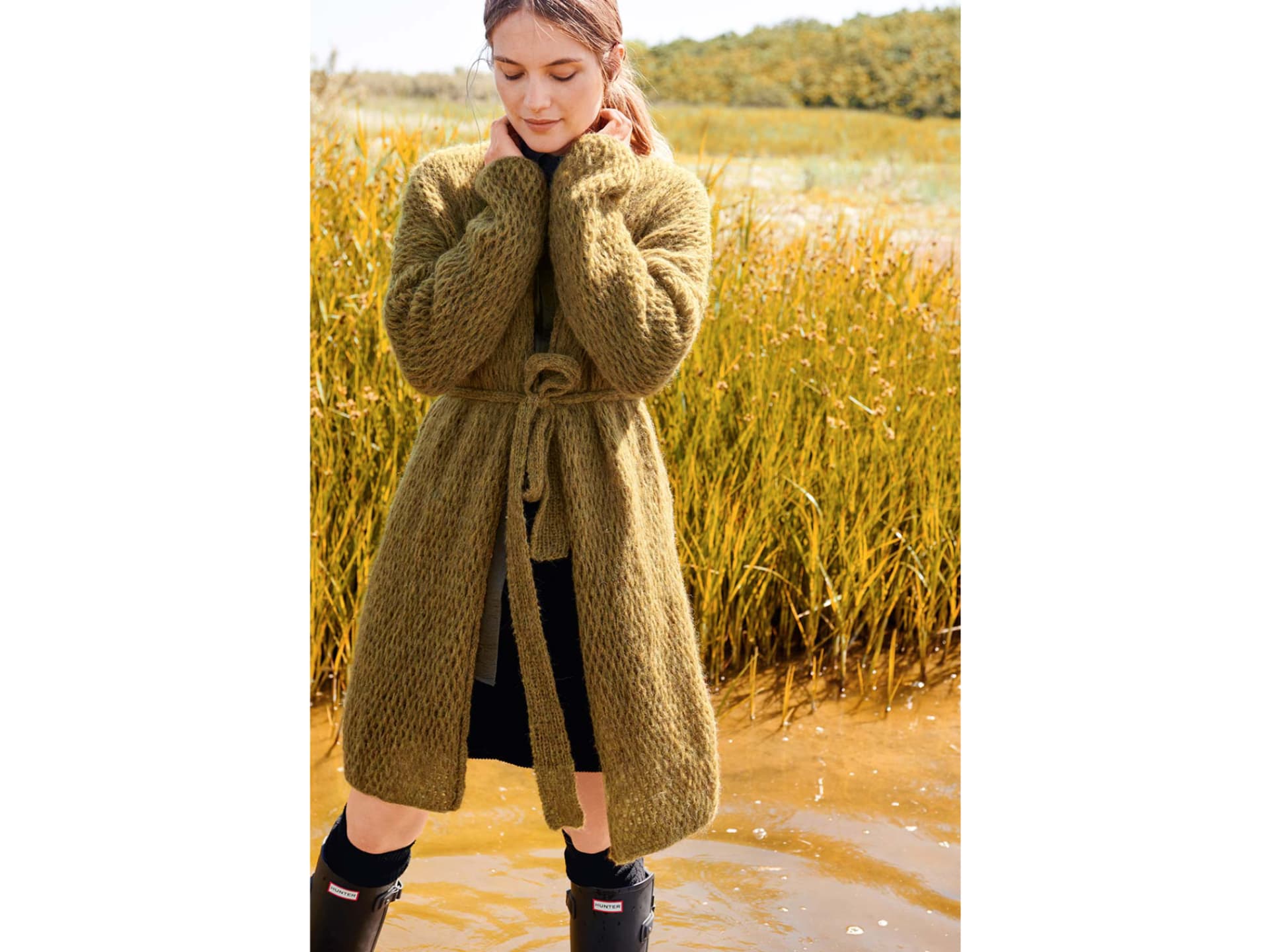 Stricken für den Frühling - Model in Strickmantel mit Hebemaschenmuster von Lana Grossa