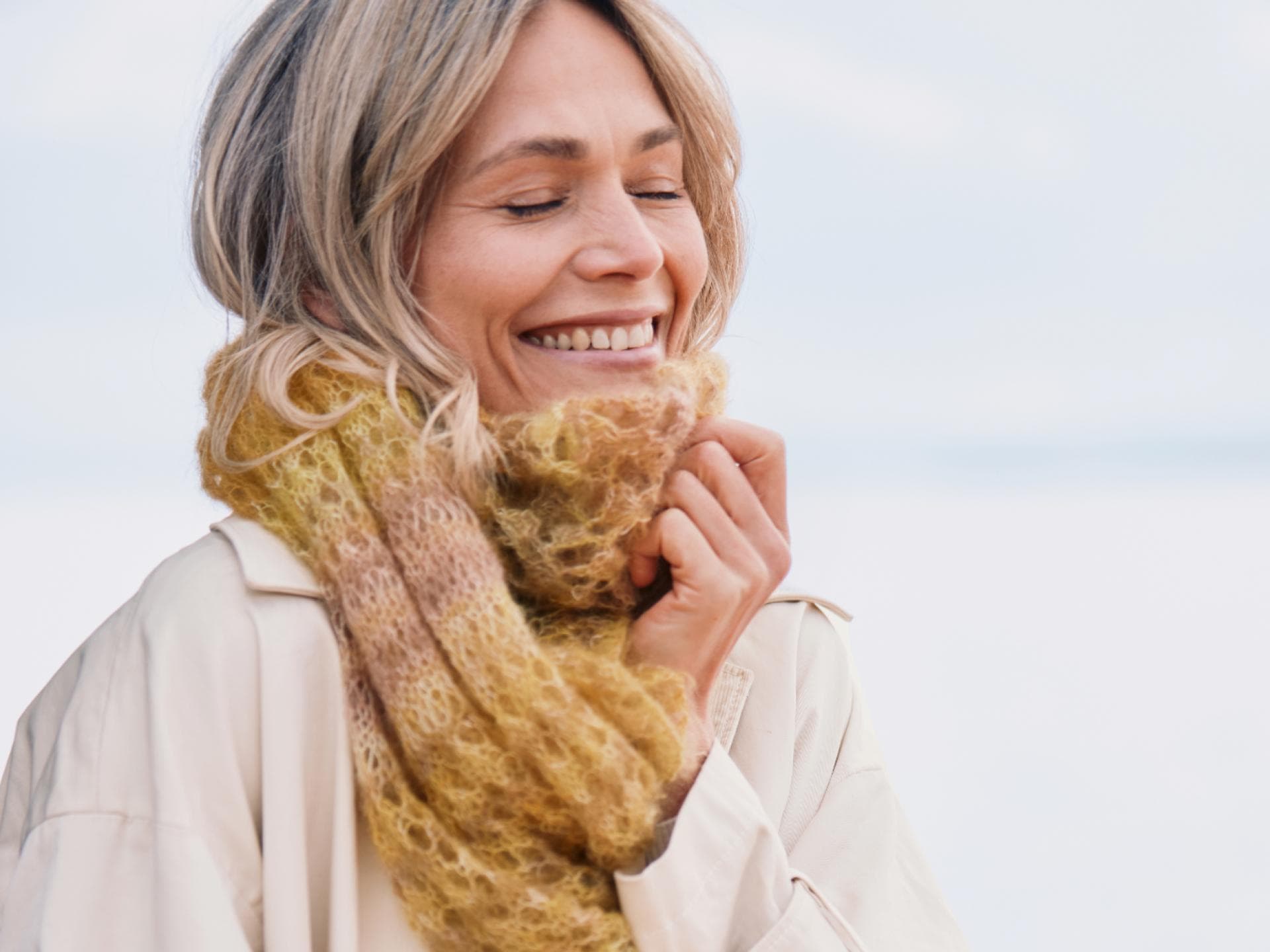 Stricken für den Frühling - Model mit Lochmuster-Schal von Lana Grossa