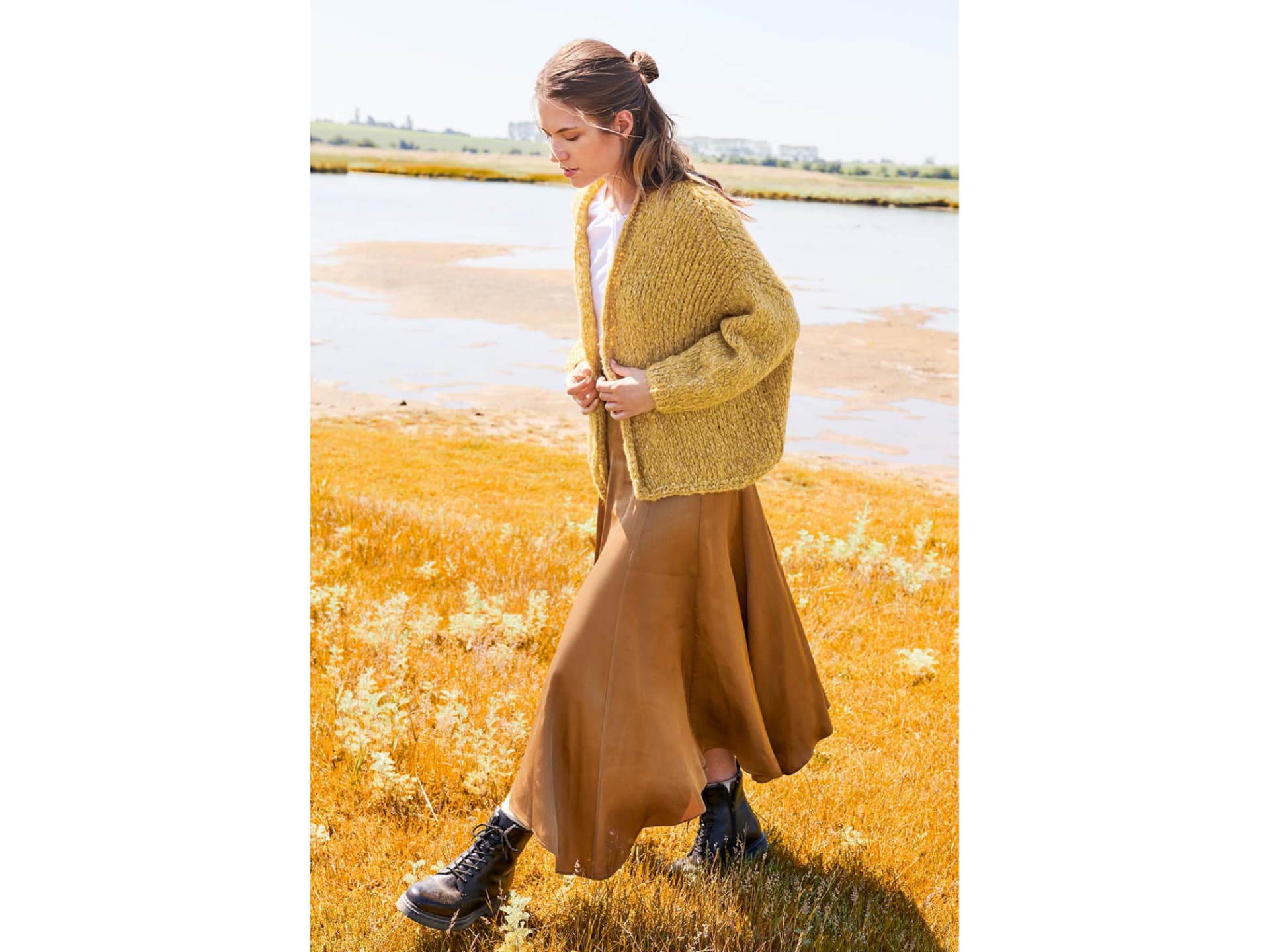 Stricken für den Frühling - Model in Cardigan mit überlangen Schultern von Lana Grossa