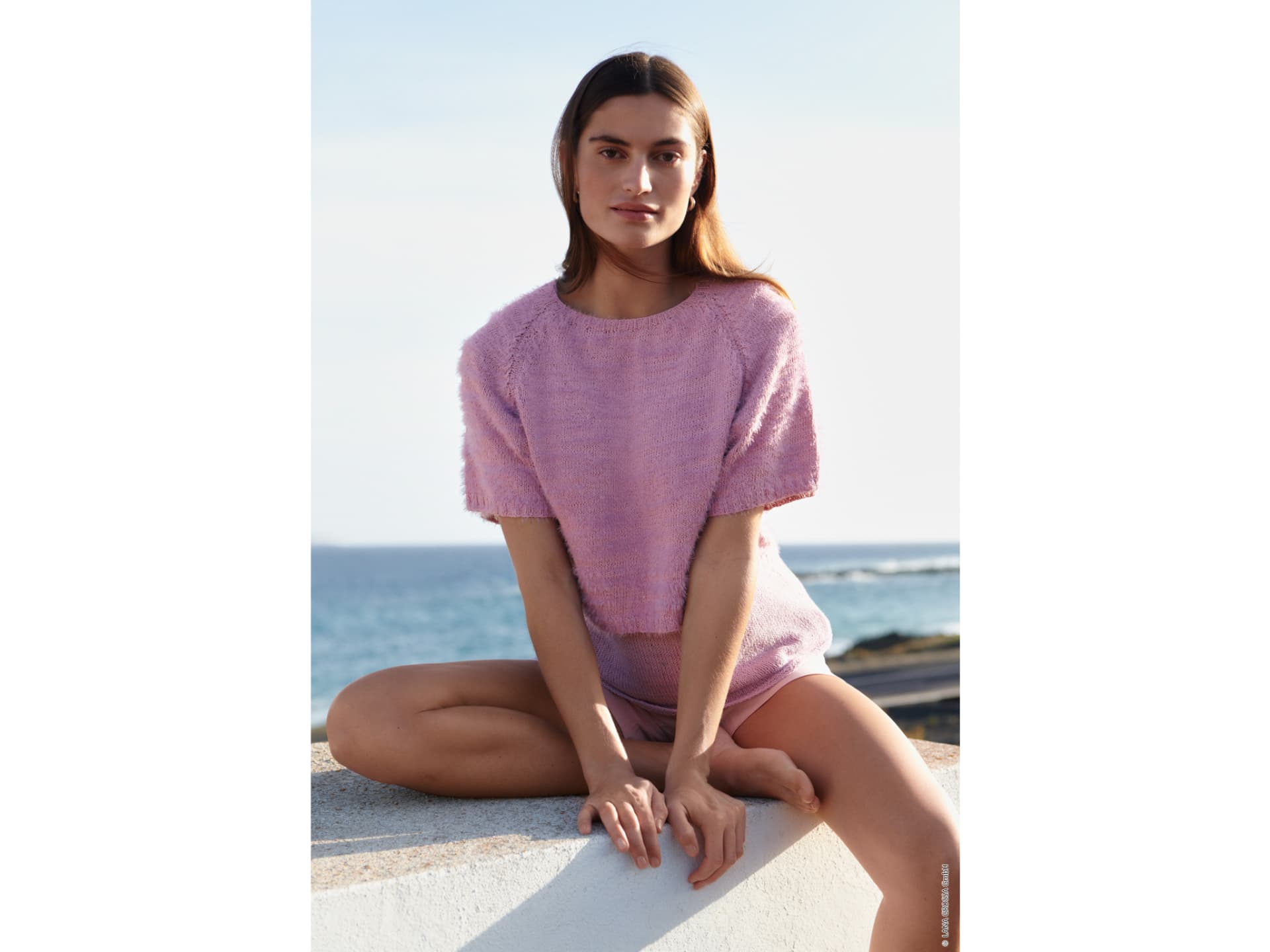 Stricken für den Frühling - Model in lockerem Shirt von Lana Grossa