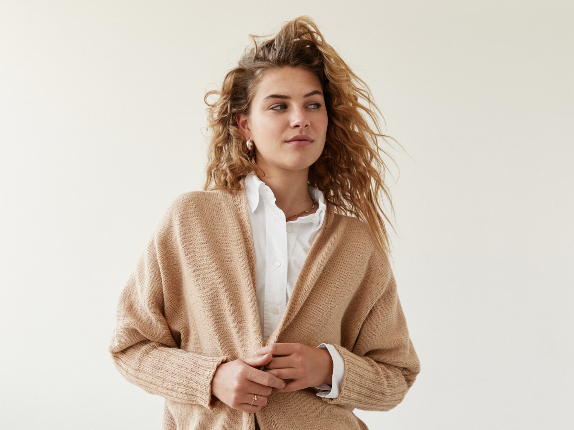 Stricken für den Frühling - Model in beigem Long-Cardigan von Lana Grossa