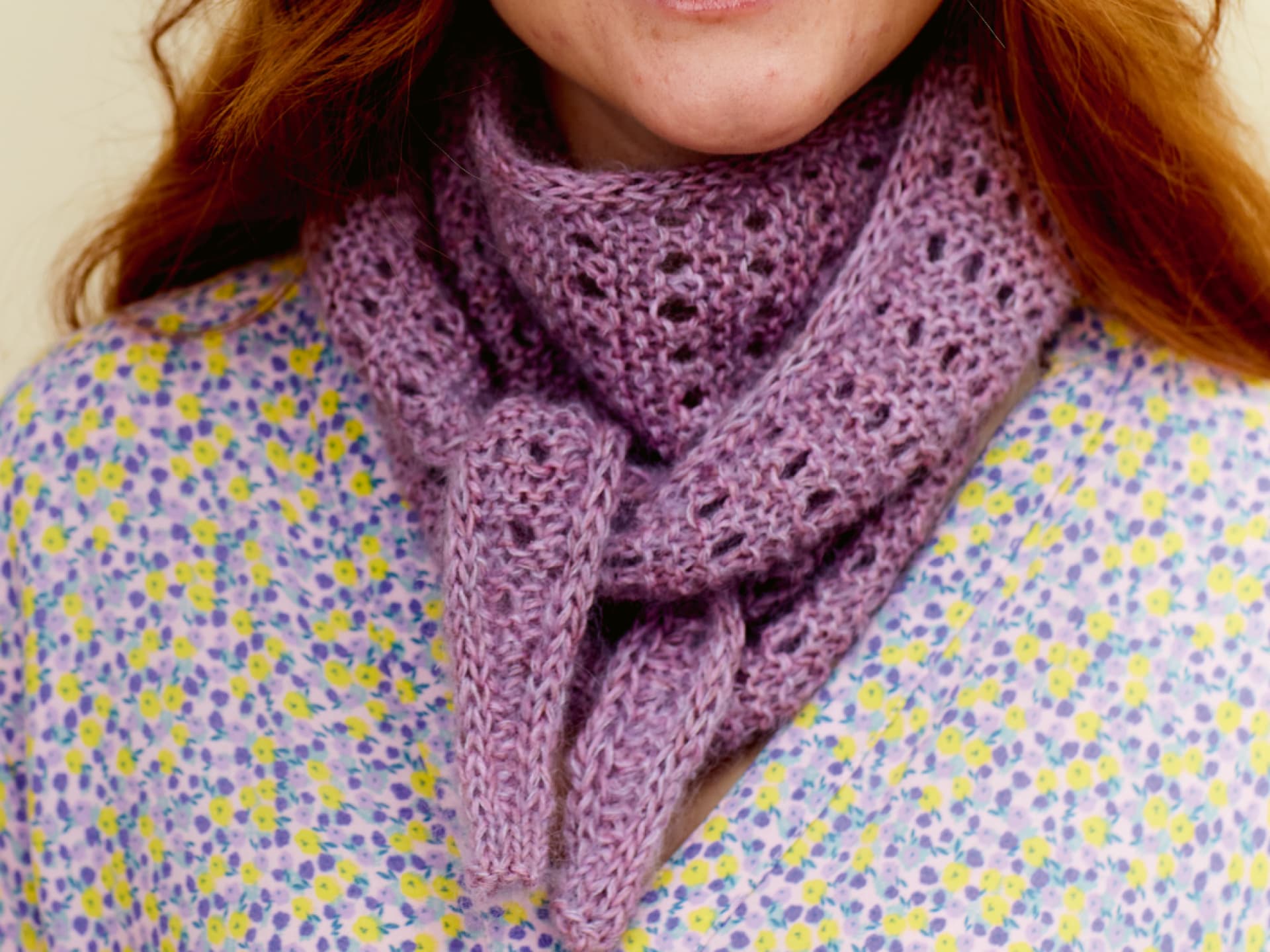 Stricken für den Frühling - Model mit kleinem Strick-Schaltuch