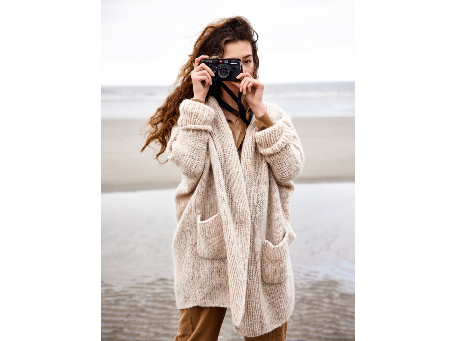 Stricken für den Frühling - Model in Oversize-Cardigan für kalte Tage von Lana Grossa