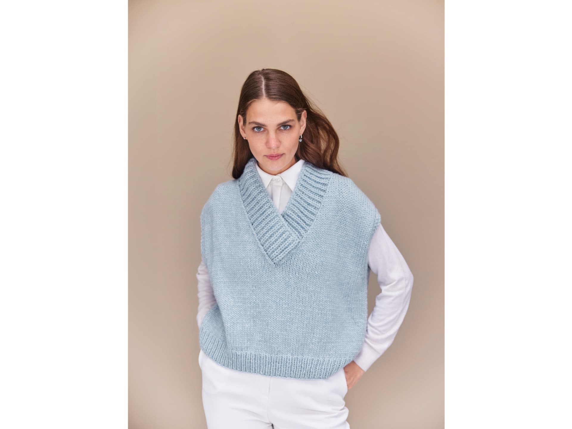 Stricken für den Frühling - Model in Oversize-Pullunder von Lana Grossa
