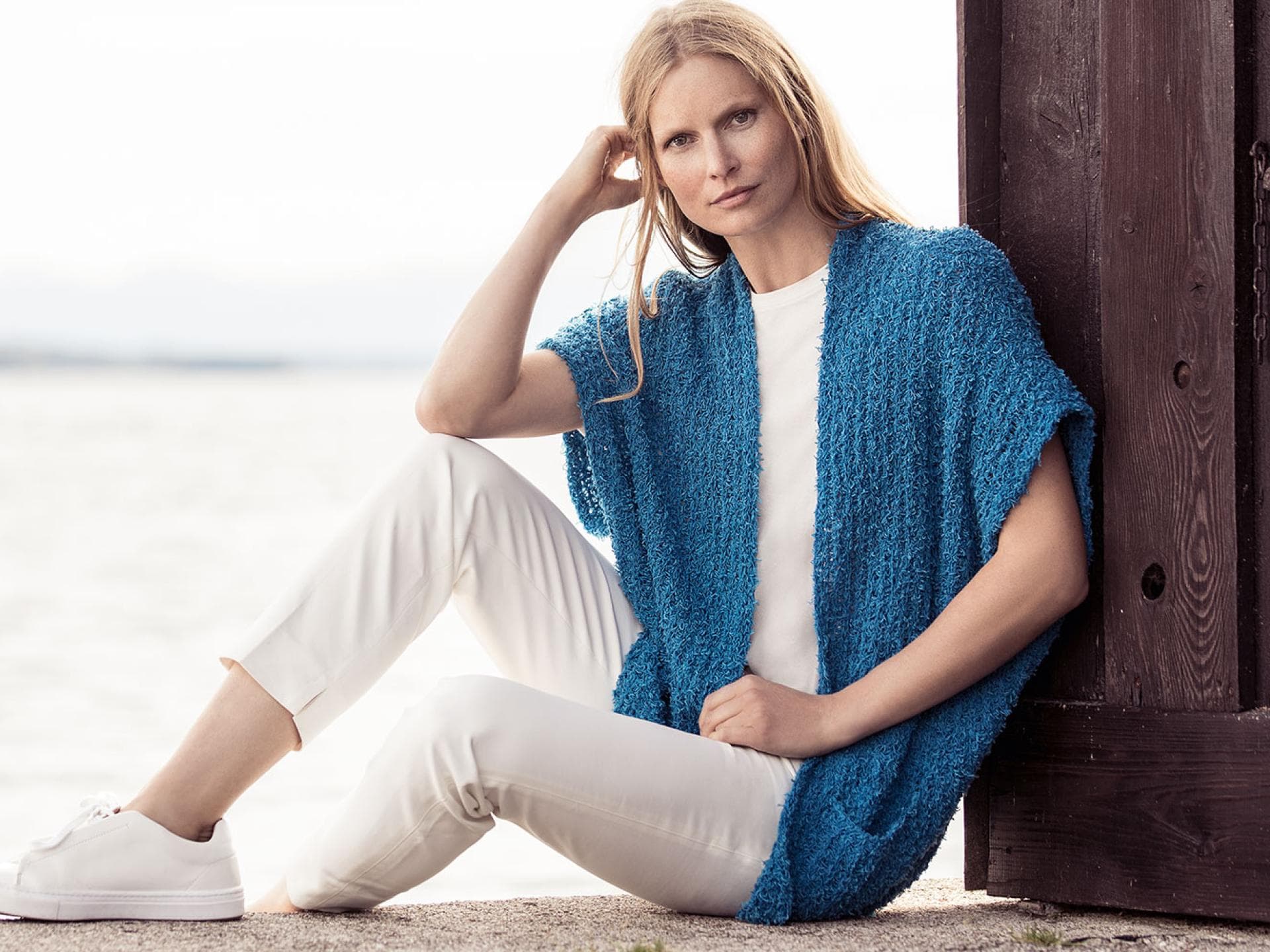 Stricken für den Frühling - Model in blauer Oversize-Weste von Lana Grossa