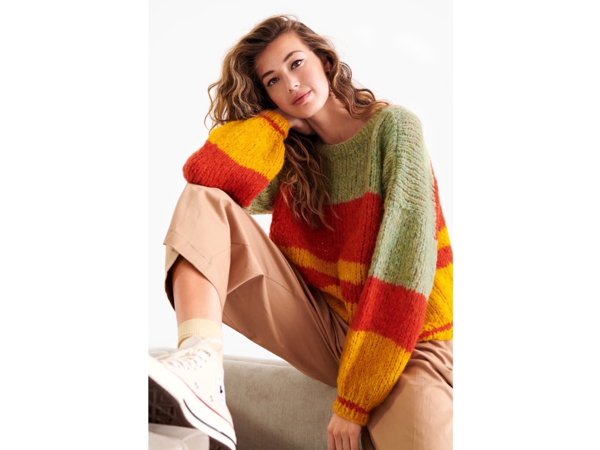 Stricken für den Frühling - Model in Regenbogenpullover von Lana Grossa