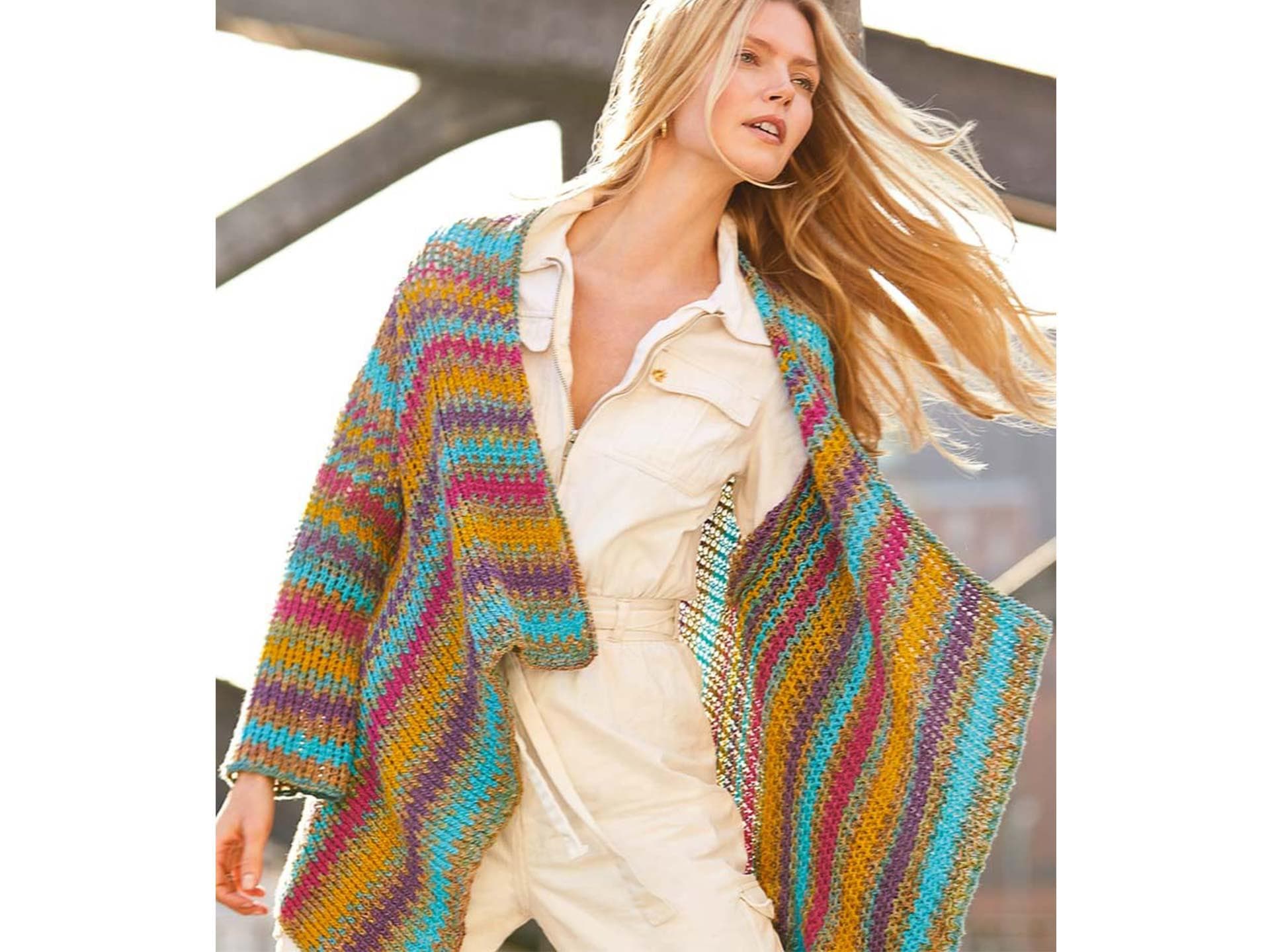 Stricken für den Frühling - Model in Cardigan im Retro-Style von Lana Grossa