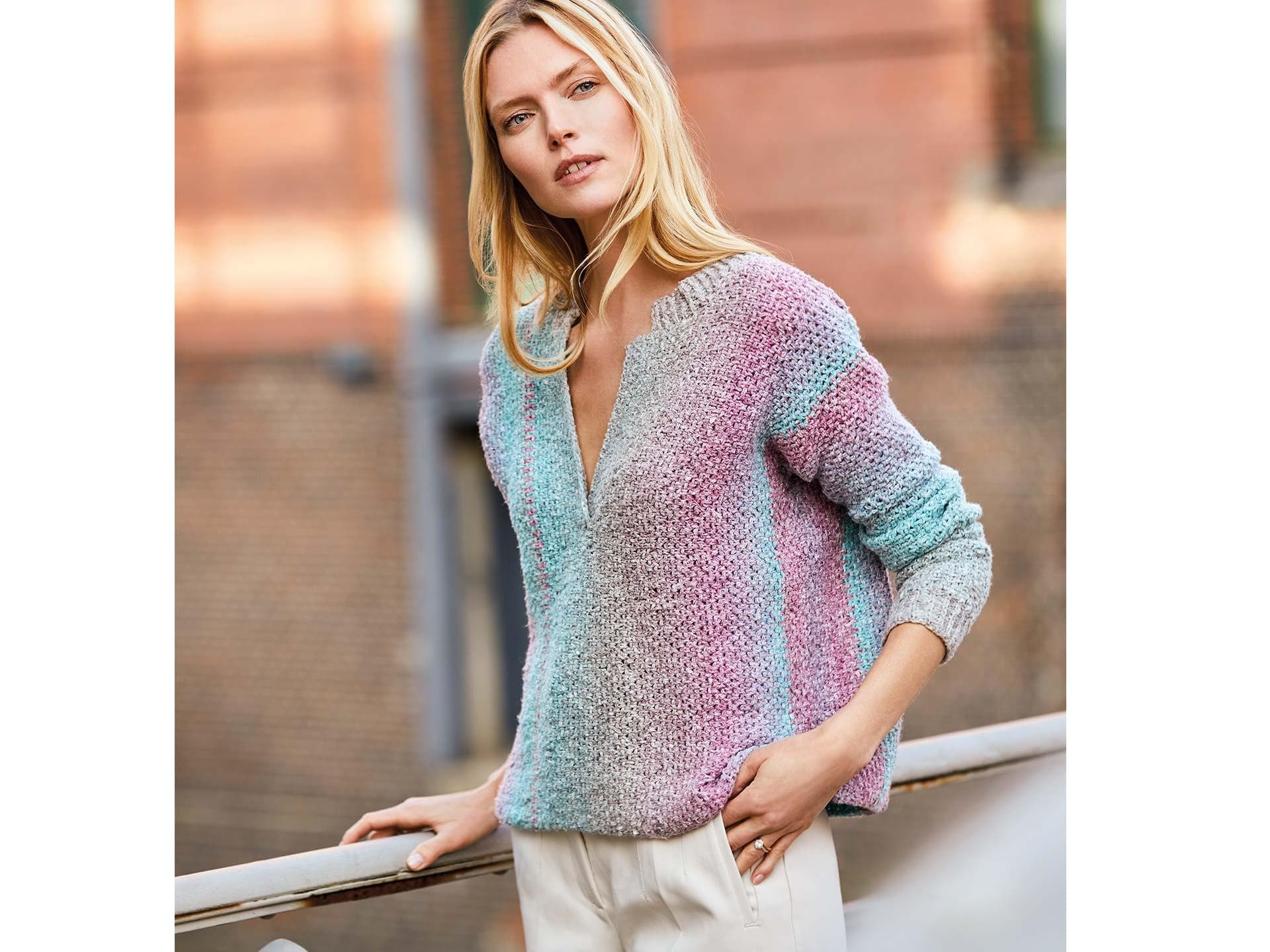 Stricken für den Frühling - Model in Ringelpullover mit Farbverlauf von Lana Grossa