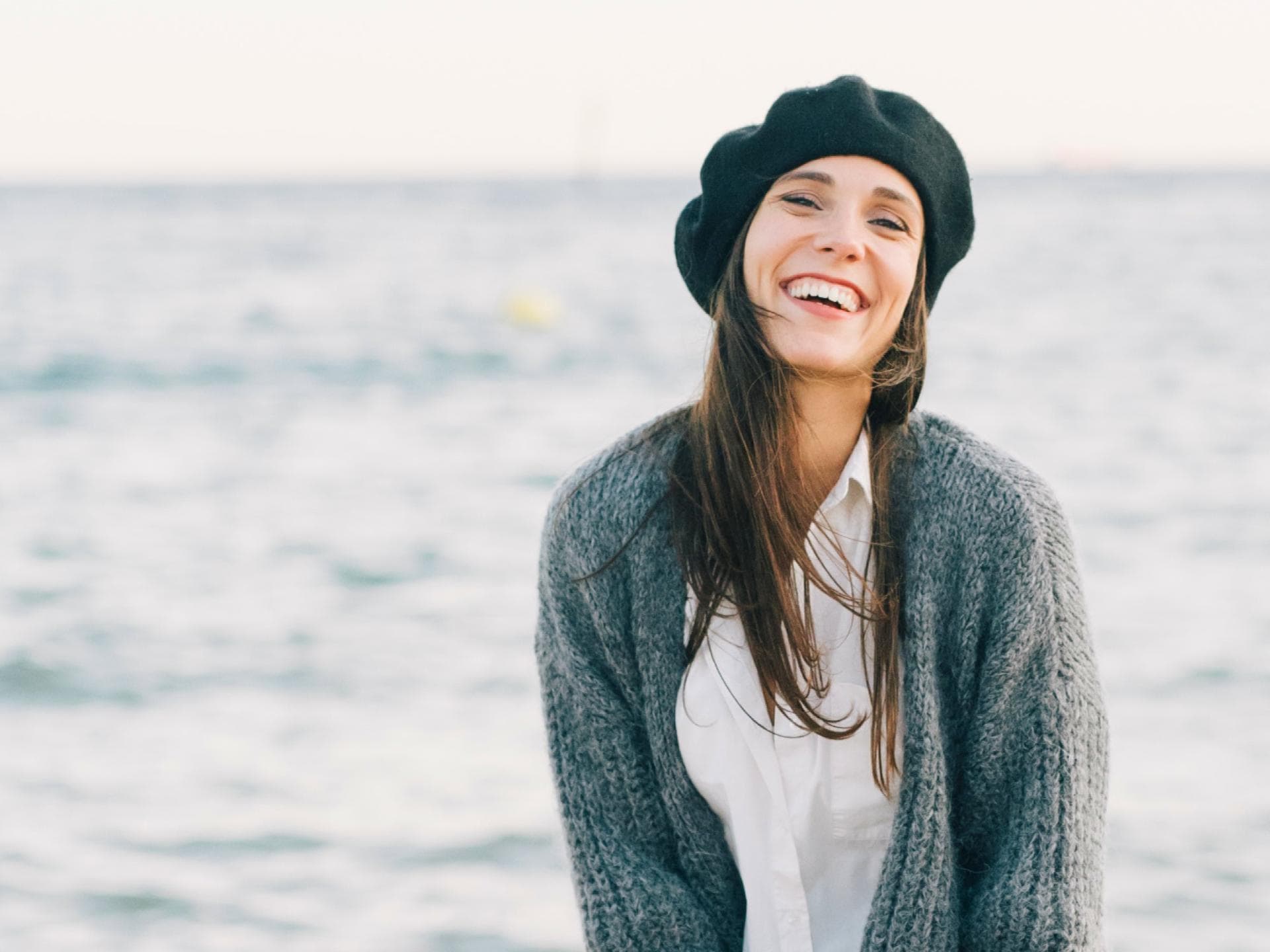 Stricken für den Frühling - Model in Seelenwärmer-Strickjacke