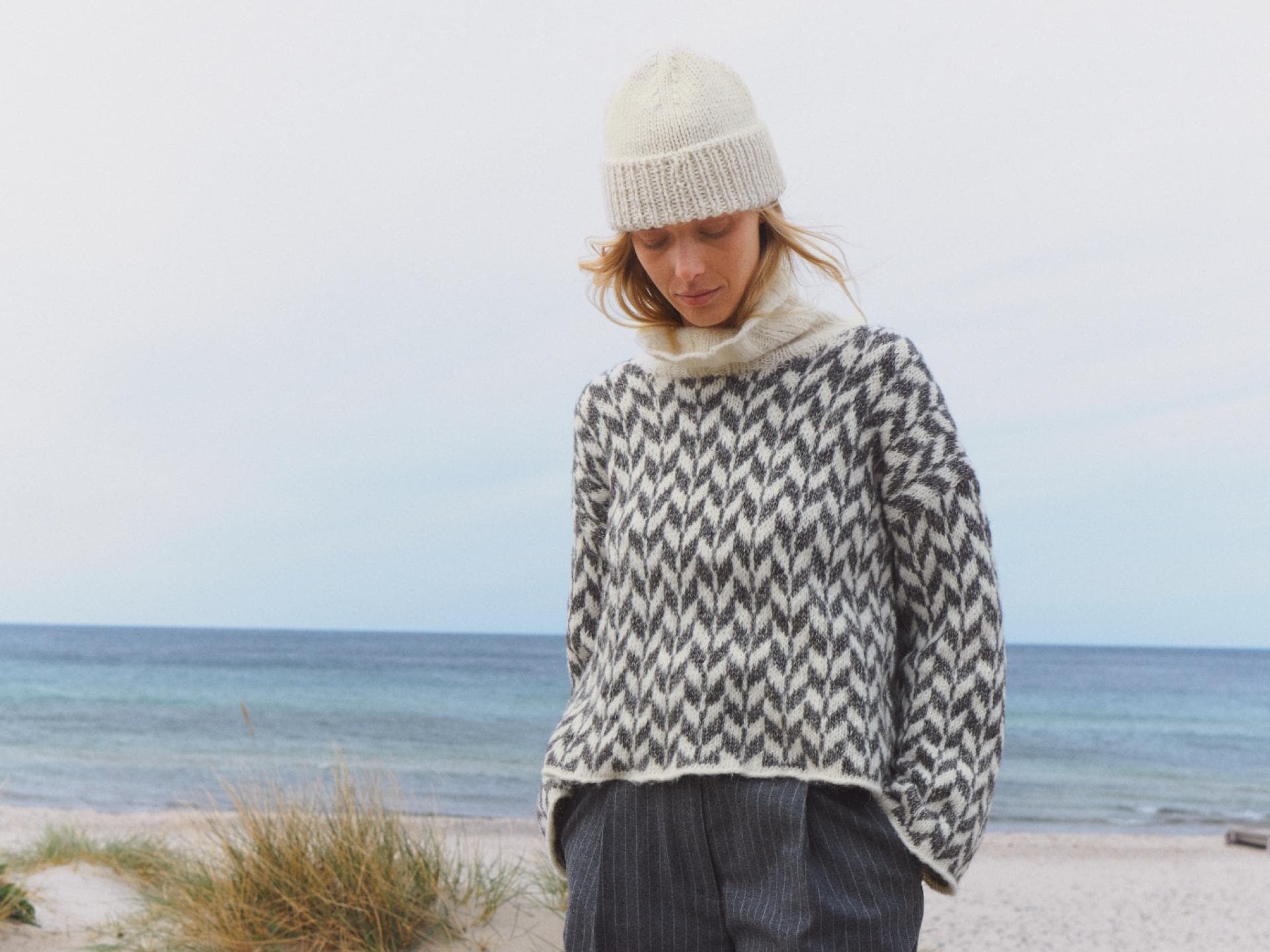 Stricken für den Frühling - Model in grafischem Pullover von Lana Grossa
