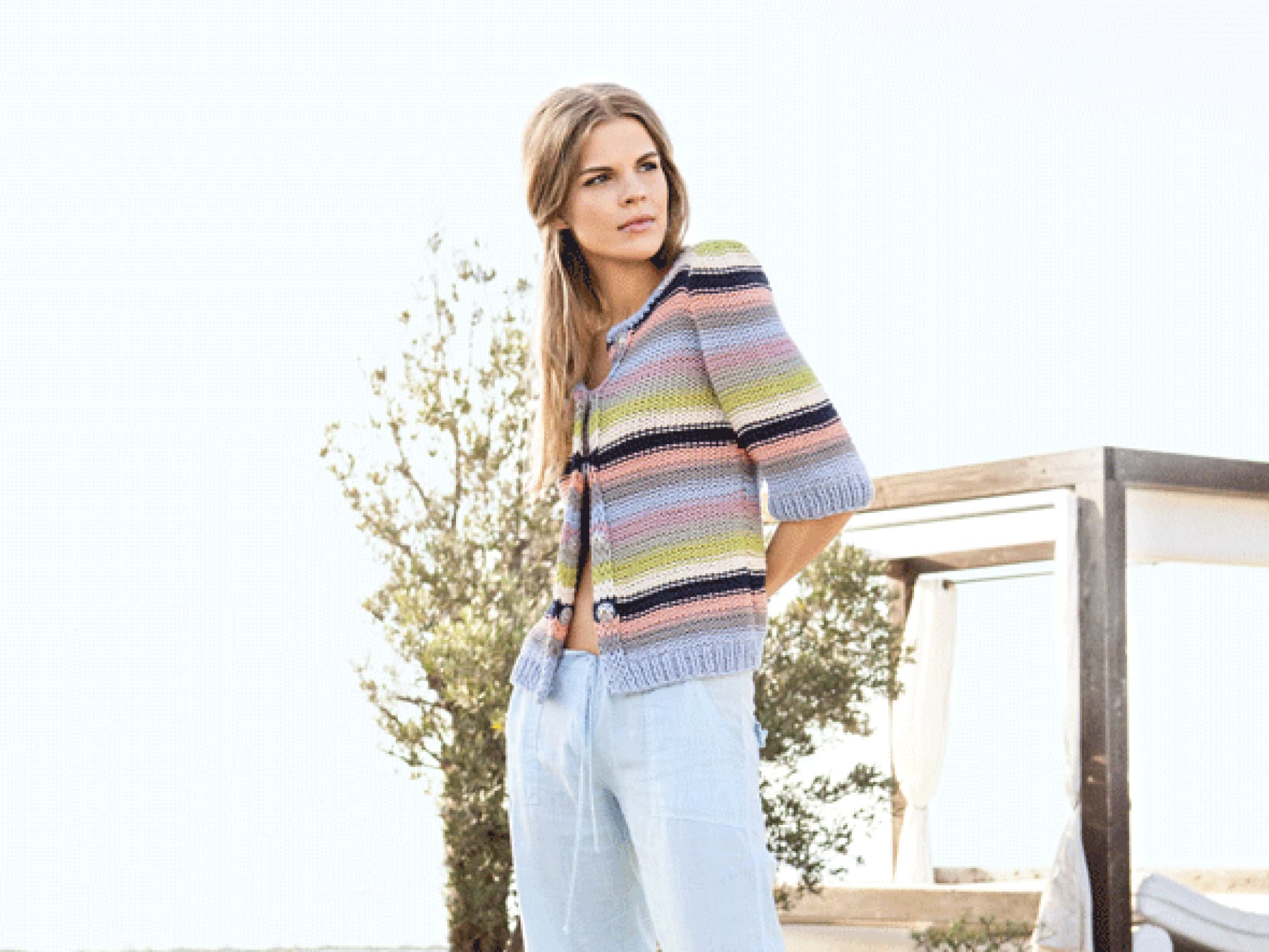 Stricken für den Frühling - Model in Streifen-Cardigan mit halblangen Ärmeln von Lana Grossa