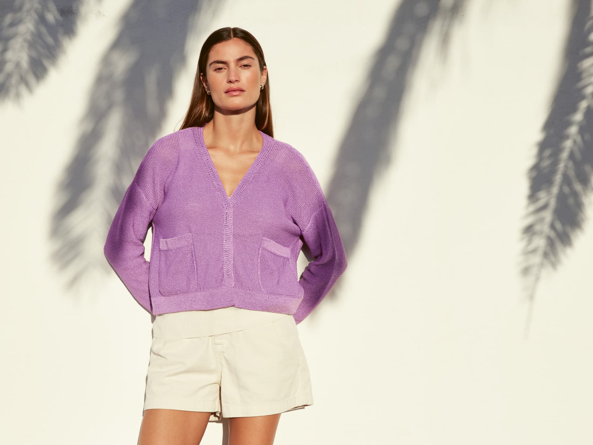 Stricken für den Frühling - Model in Strickjacke mit Taschen von Lana Grossa