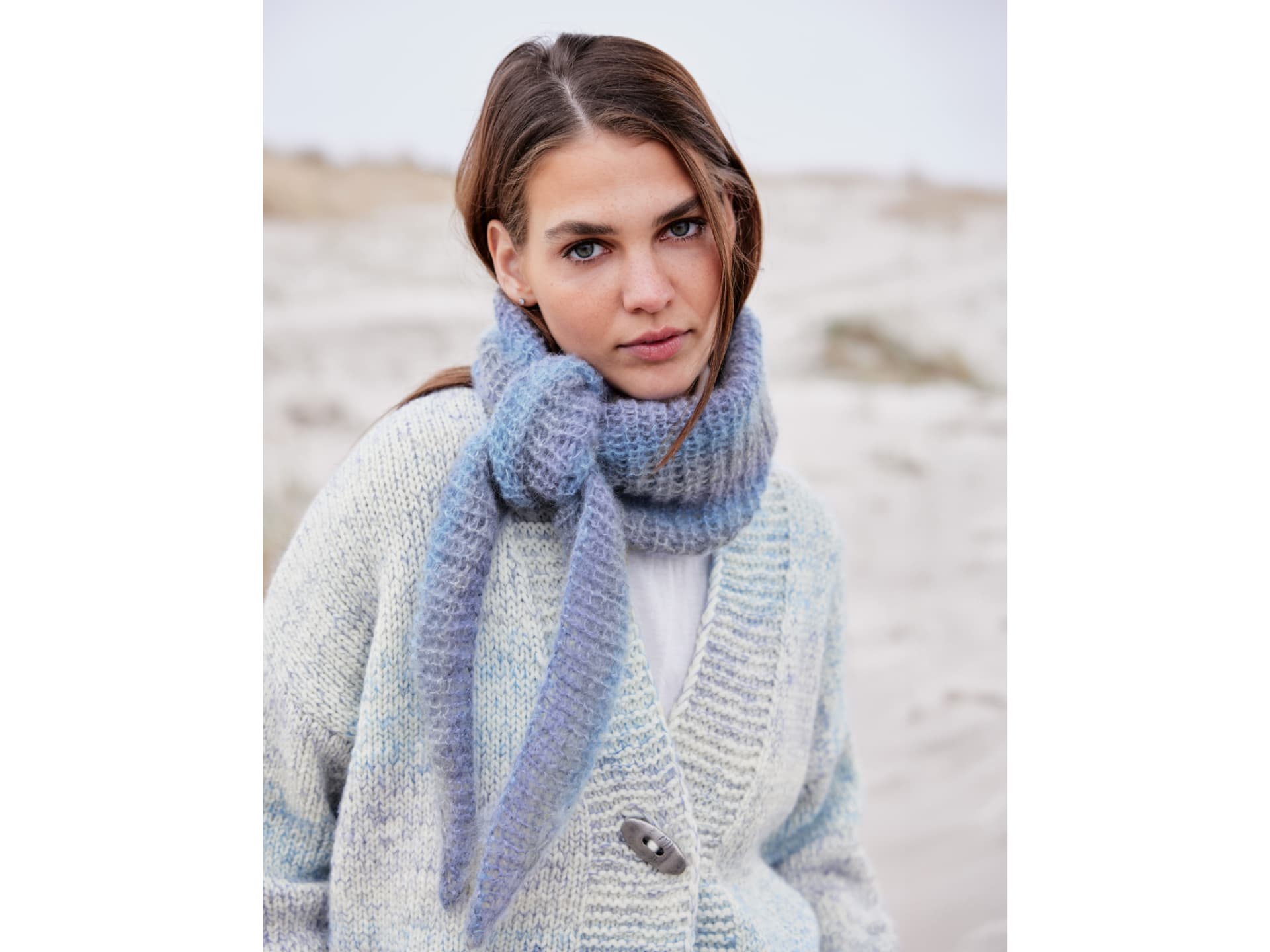 Stricken für den Frühling - Model mit XXL-Dreieckstuch von Lana Grossa