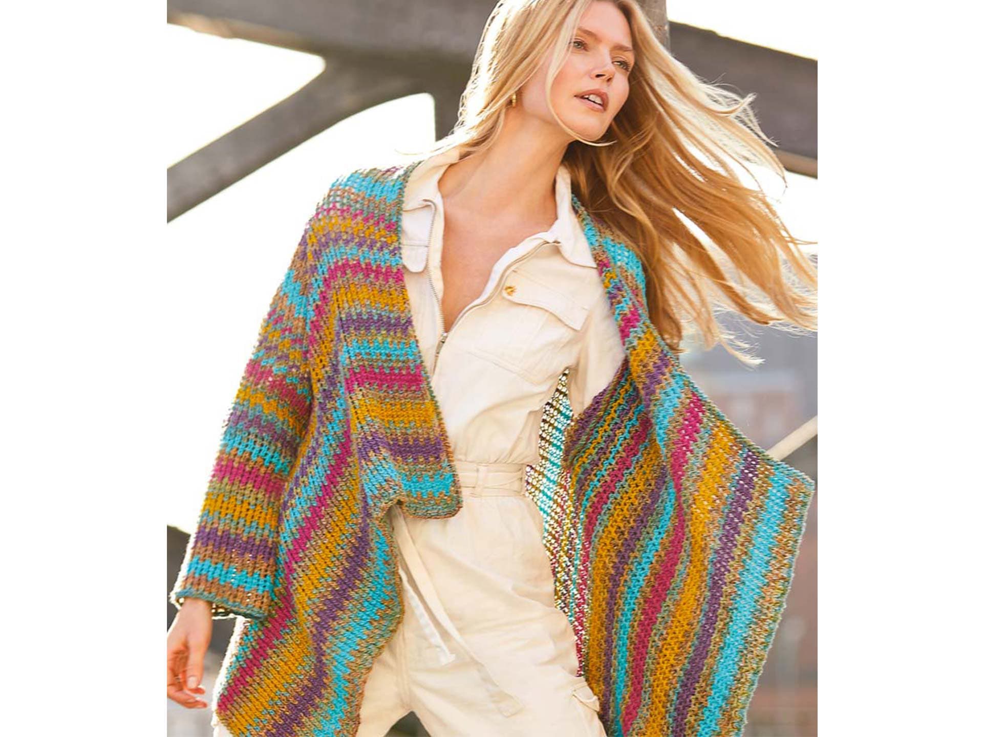 Model in Cardigan im Retro-Style von Lana Grossa