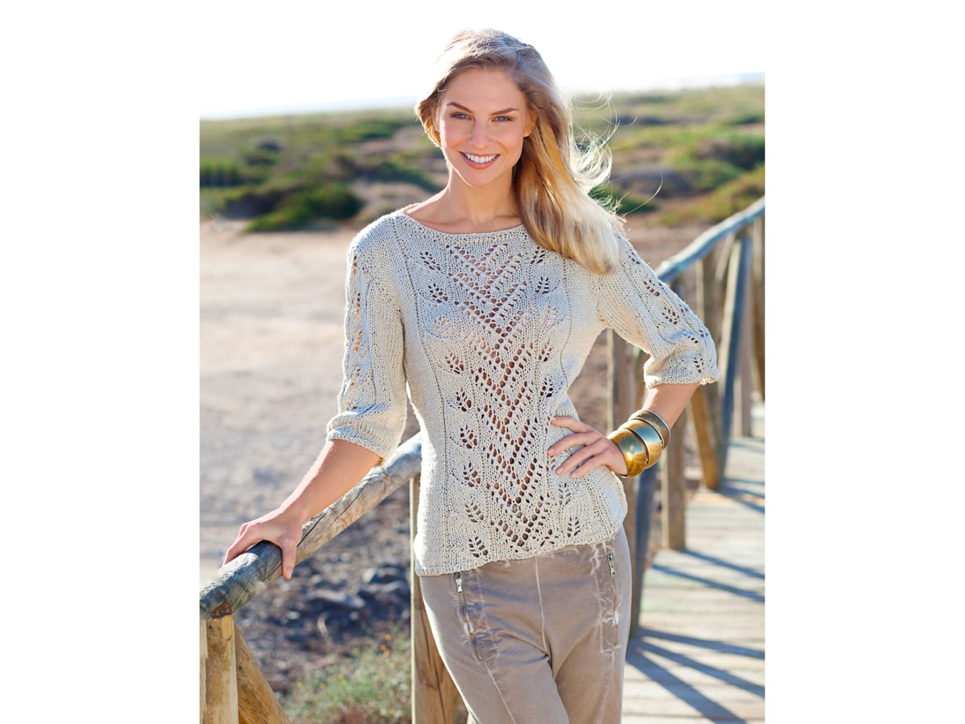 Model in Blattmusterpullover von Lana Grossa