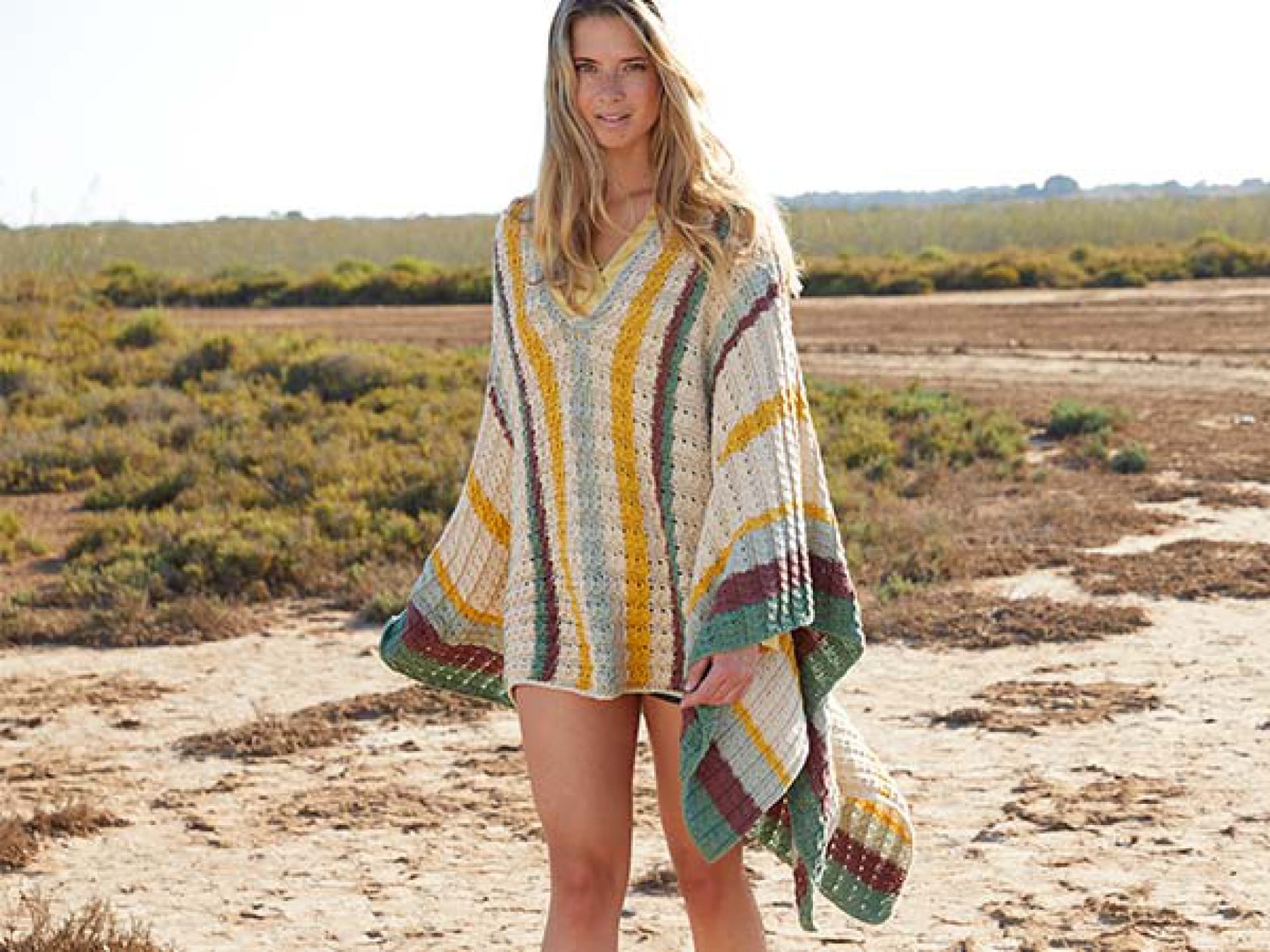 Model in leichtem Strick-Poncho von Lana Grossa