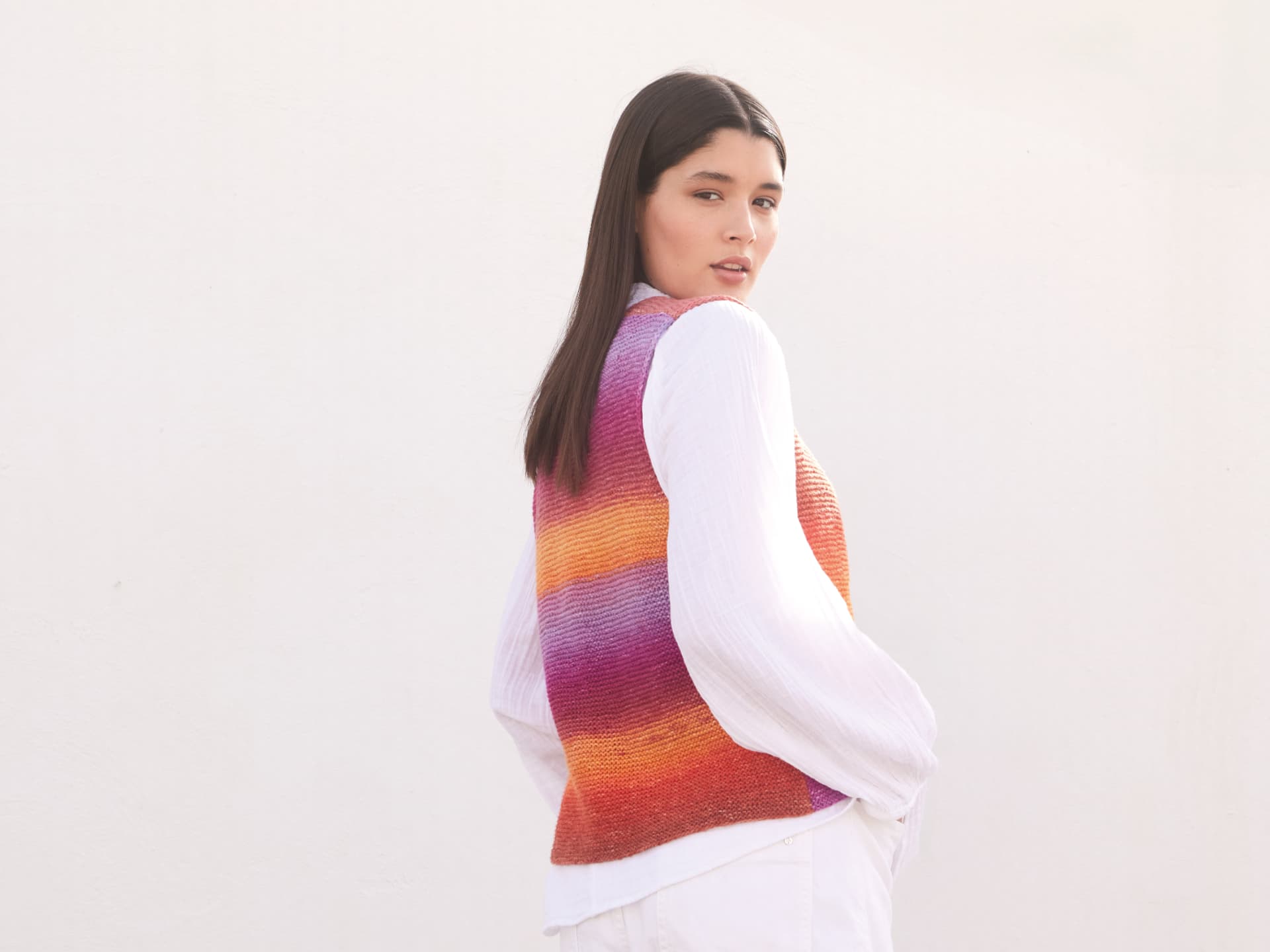 Model in gestrickter Weste von Lana Grossa