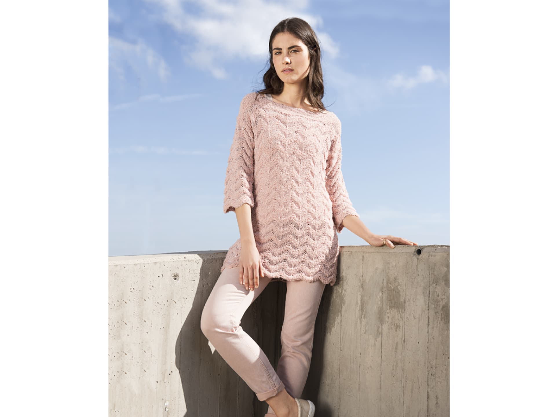 Model in gestrickter Tunika mit Muster von Lana Grossa