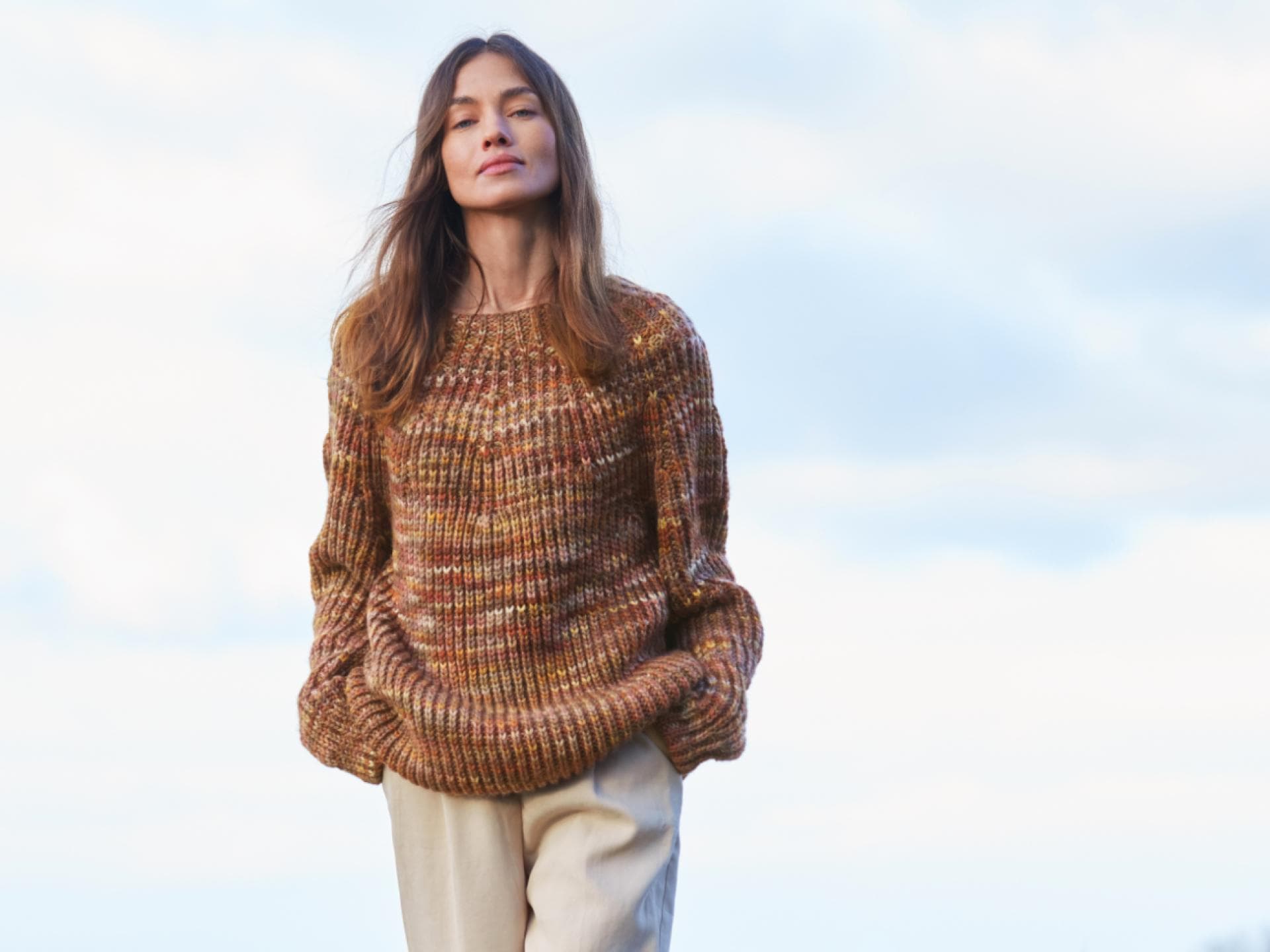 Model in gestricktem Pullover aus Farbverlaufsgarn von Lana Grossa
