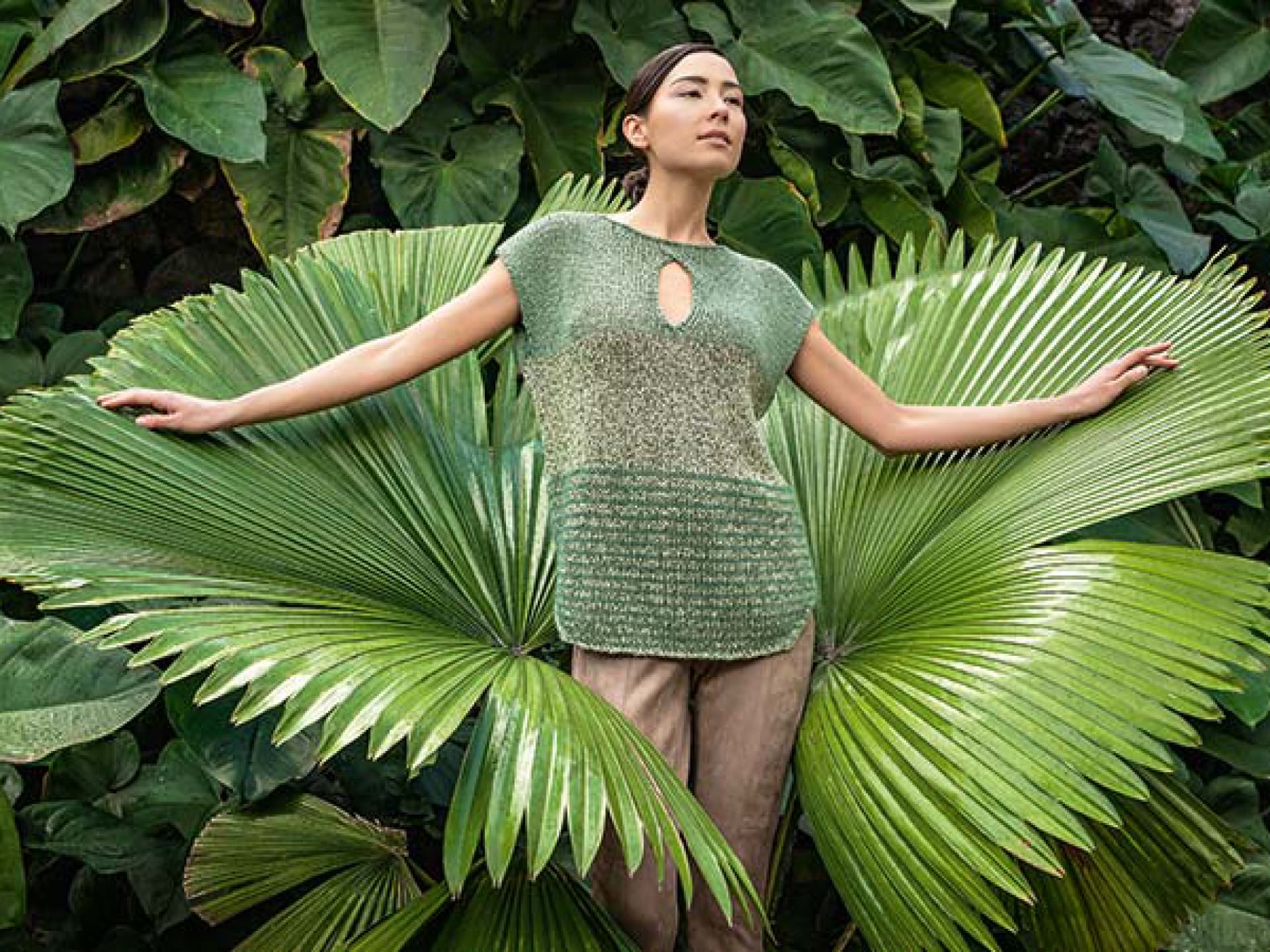 Stricken mit Leinen - Model in grünem Stricktop von Lana Grossa