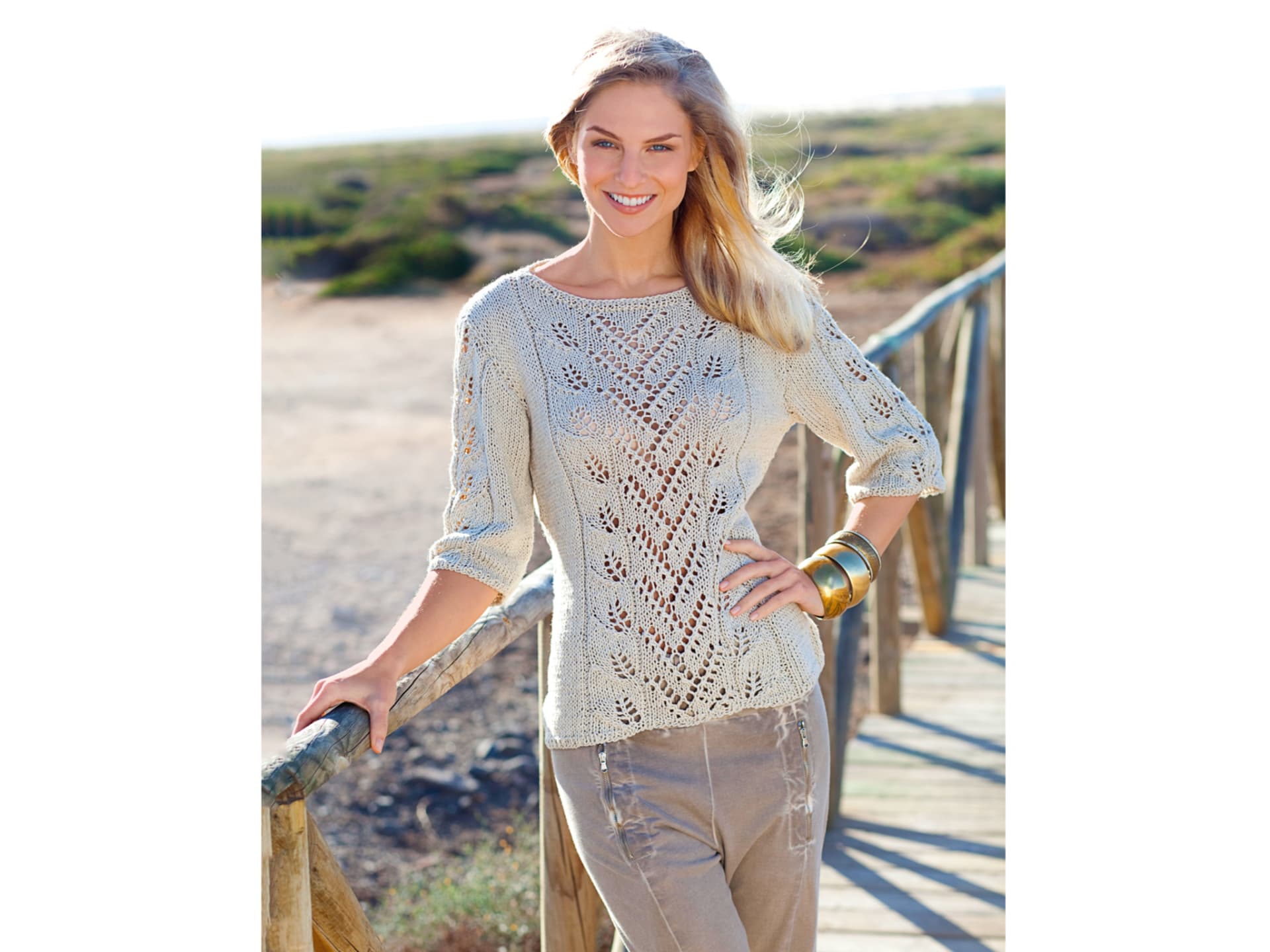 Stricken mit Leinen - Model in Pullover mit Blattmuster von Lana Grossa