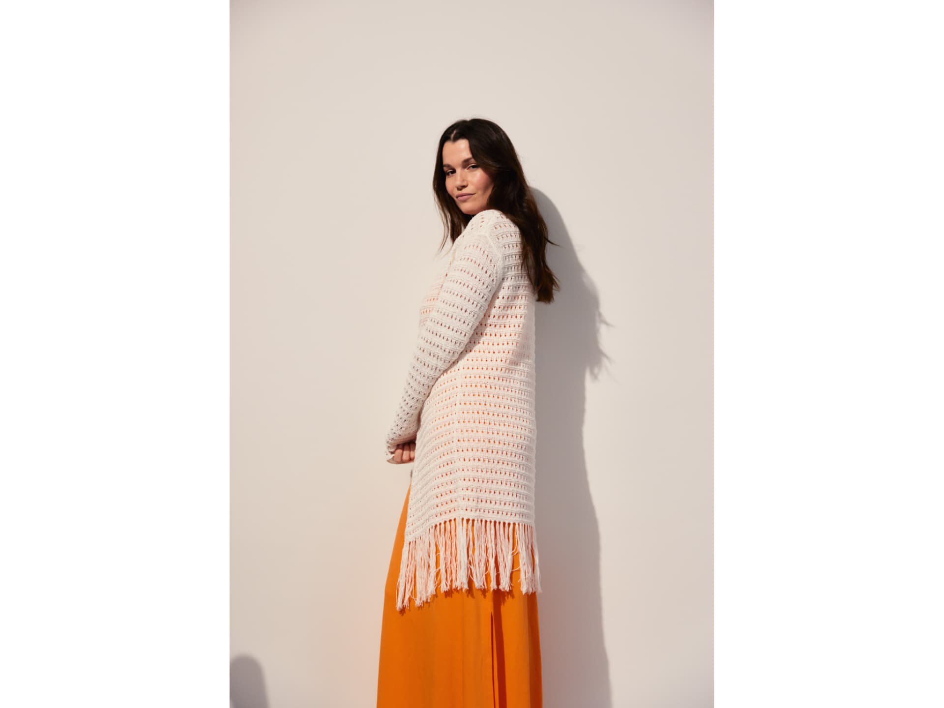 Stricken mit Leinen - Model in Strickmantel mit Fransen von Lana Grossa
