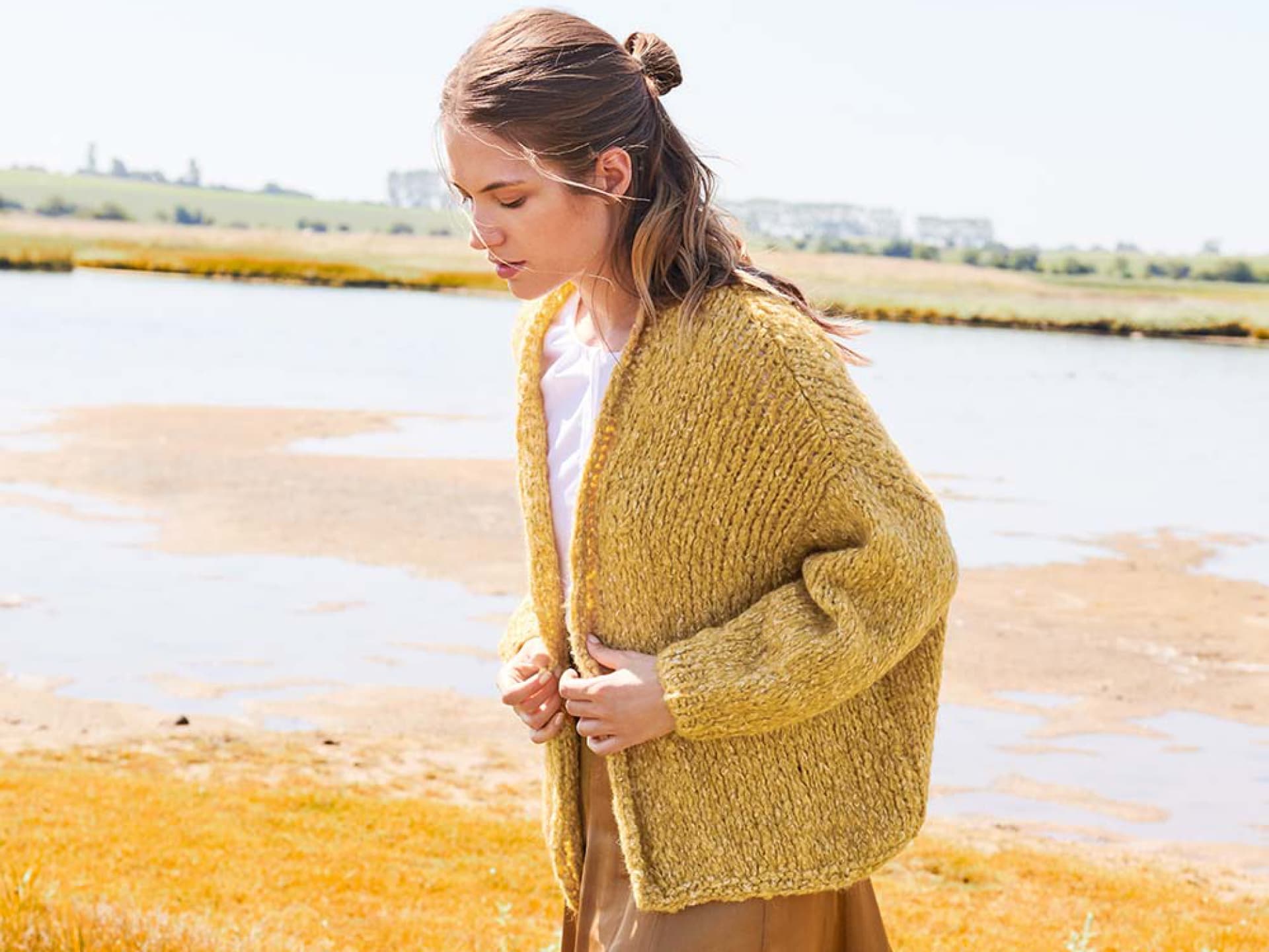Model in Cardigan mit überlangen Schultern von Lana Grossa