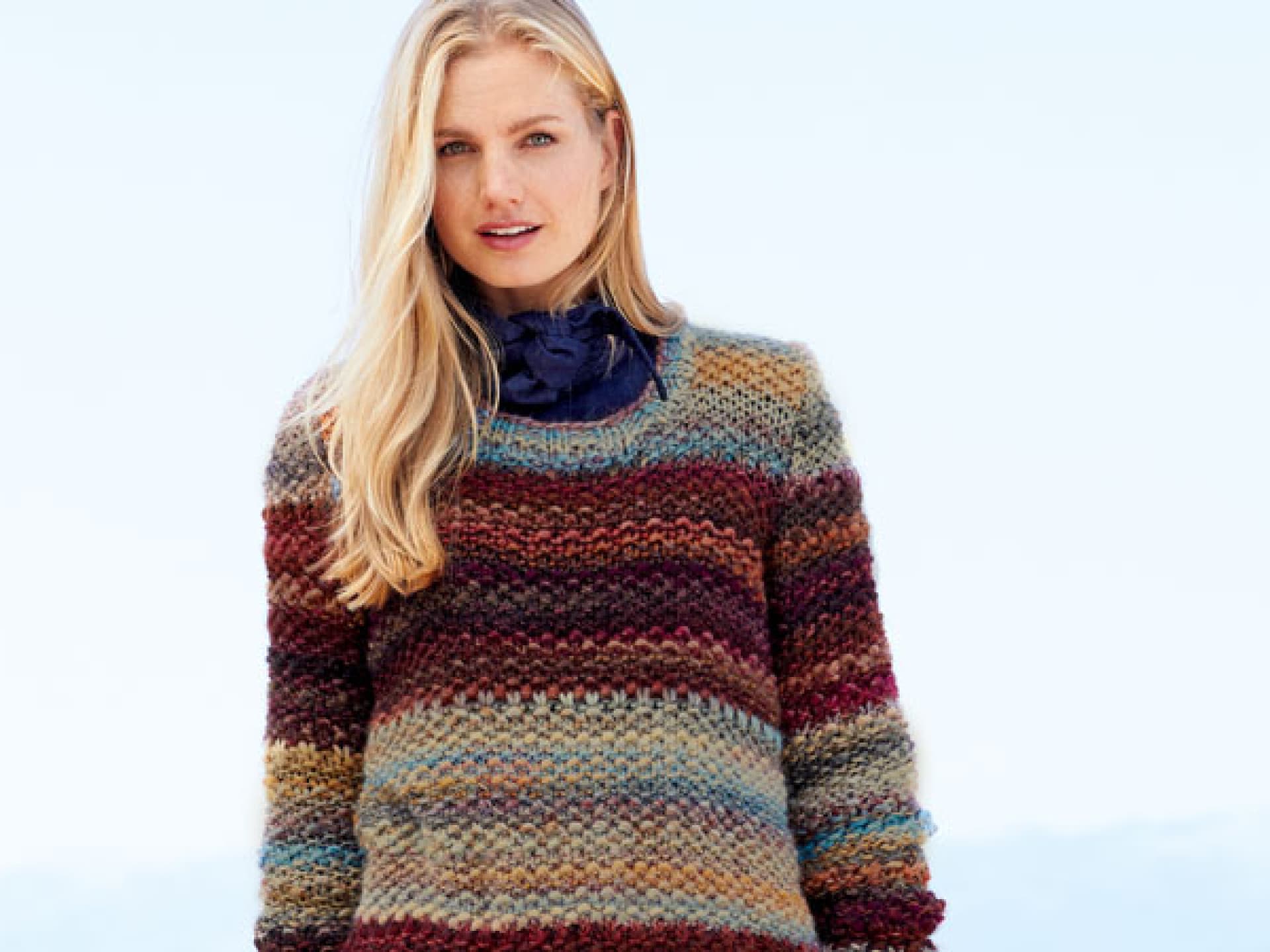 Model in lässigem Streifenpullover von Lana Grossa