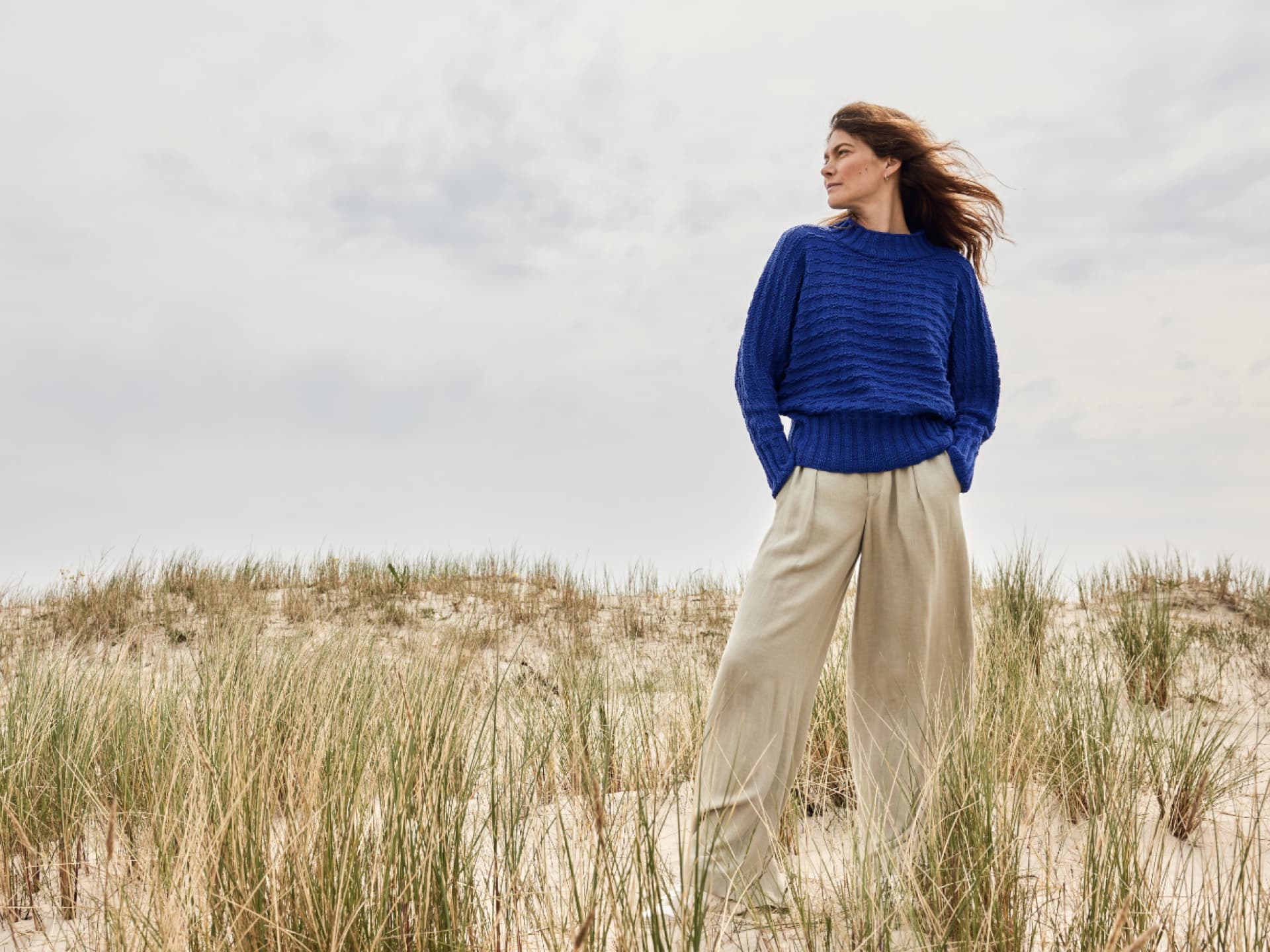 Model in Pullover mit Fledermausärmeln von Lana Grossa