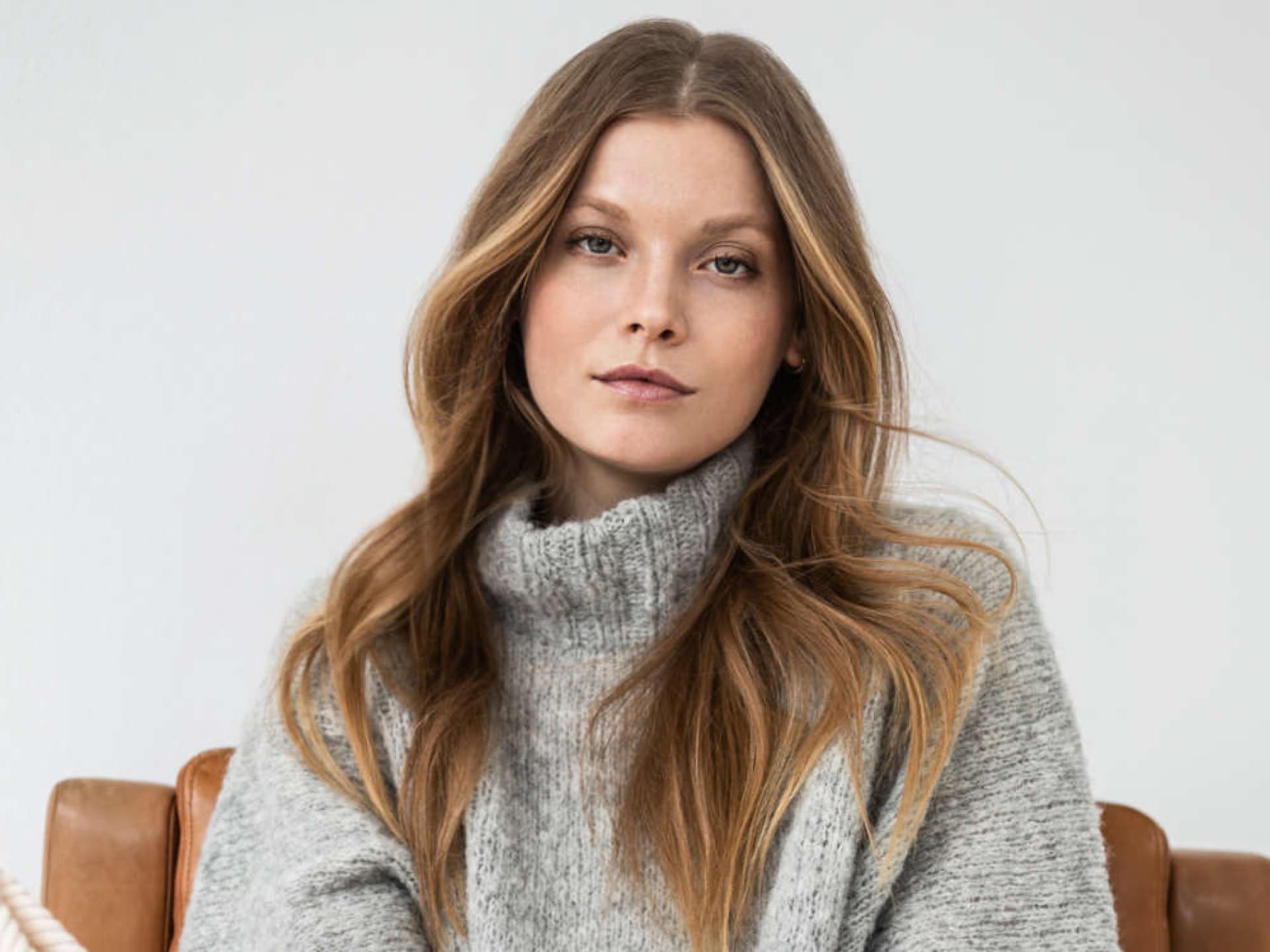 Model mit Kurzarm-Poncho mit Stehkragen von Lana Grossa
