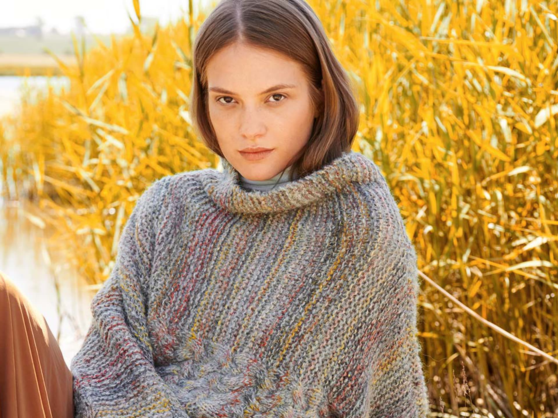 Model in Oversize-Strickpullover in Multicolor-Optik