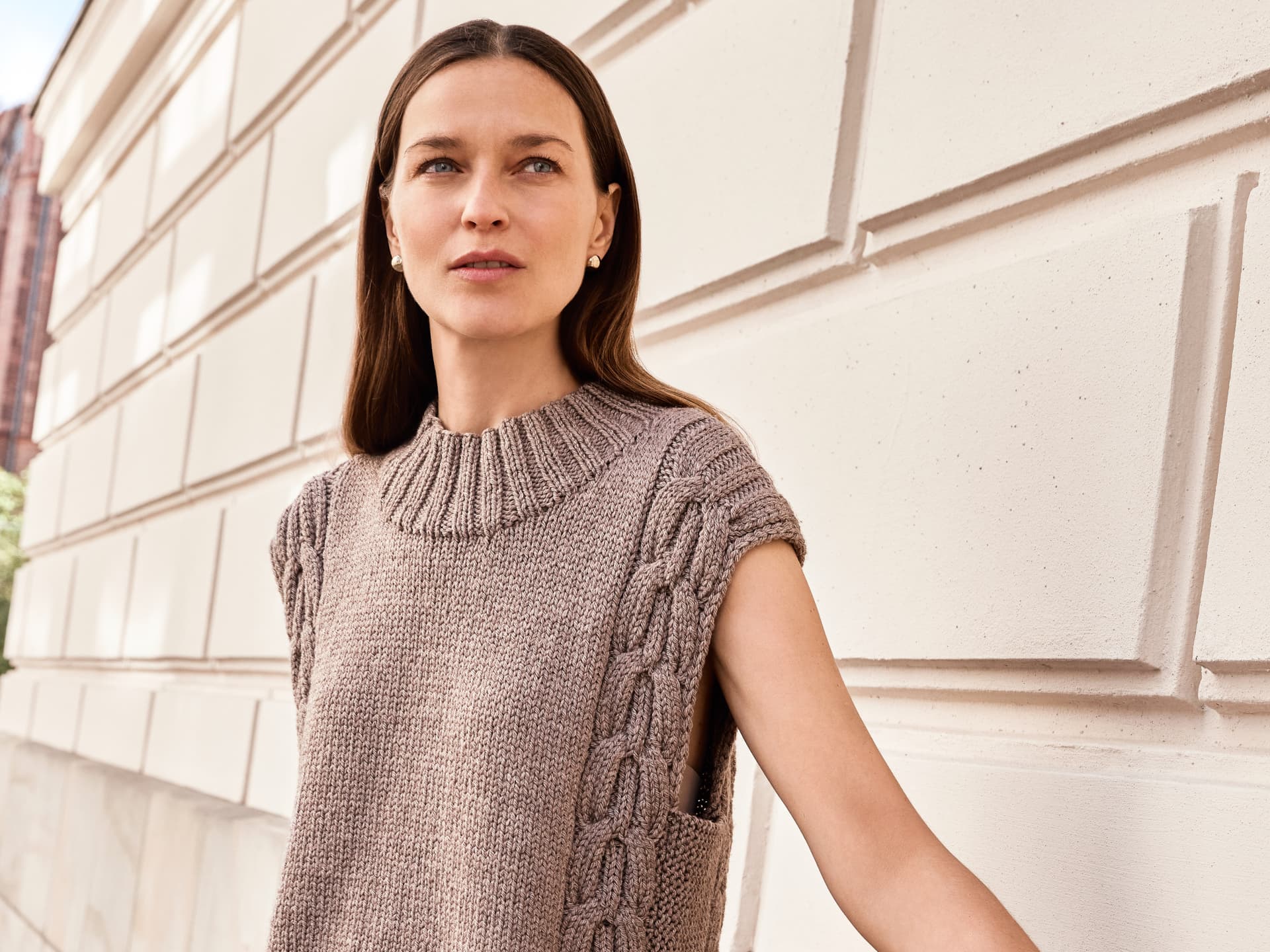 Model in Pullunder mit Zopfmuster von Lana Grossa