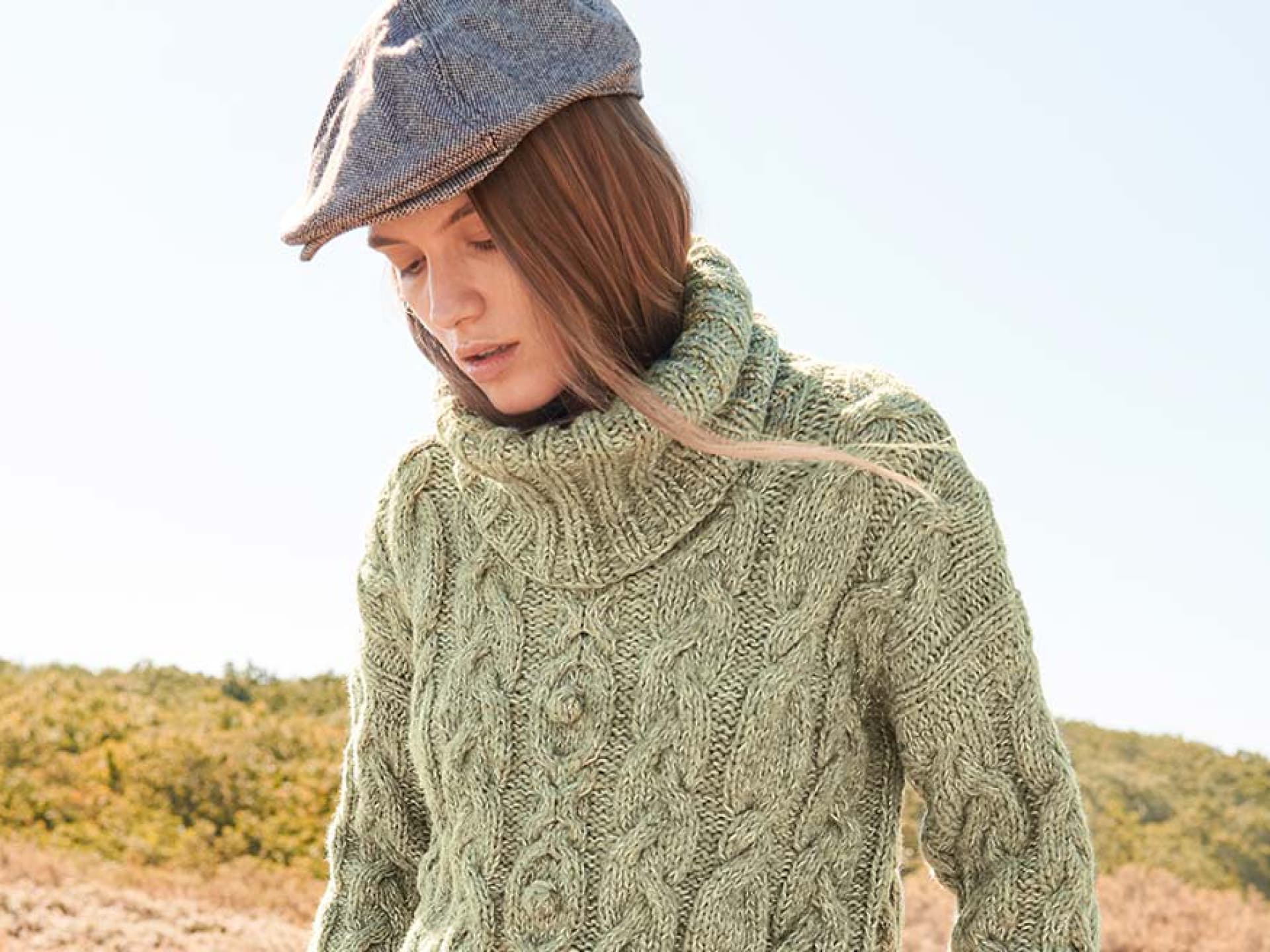 Model in aufwendigem Zopfpullover von Lana Grossa