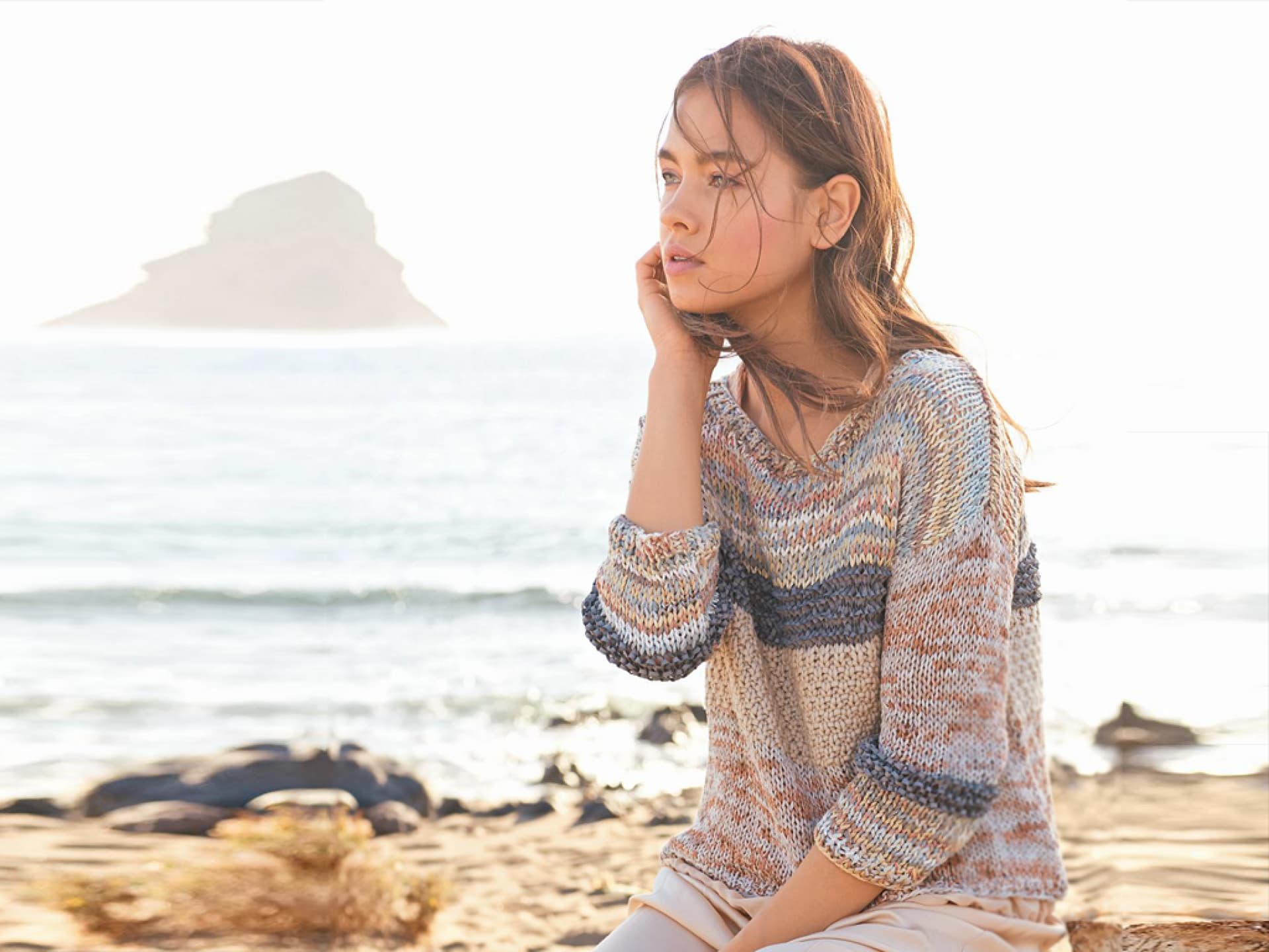 Stricken mit Seide - Model in Mustermix-Pullover
