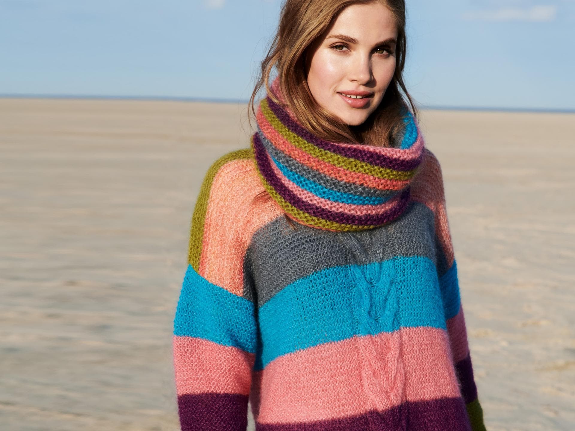 Stricken mit Seide - Model in Pullover und Streifen-Loopschal von Lana Grossa