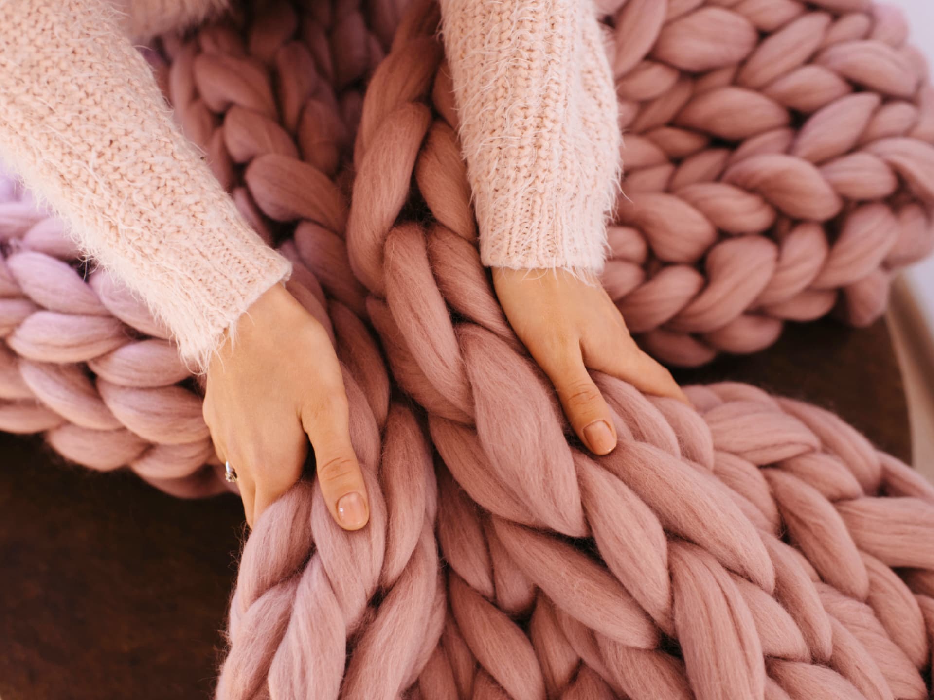 Eine Decke stricken? Mit den Armen kein Problem! Armstricken Ideen - gestrickte Decke