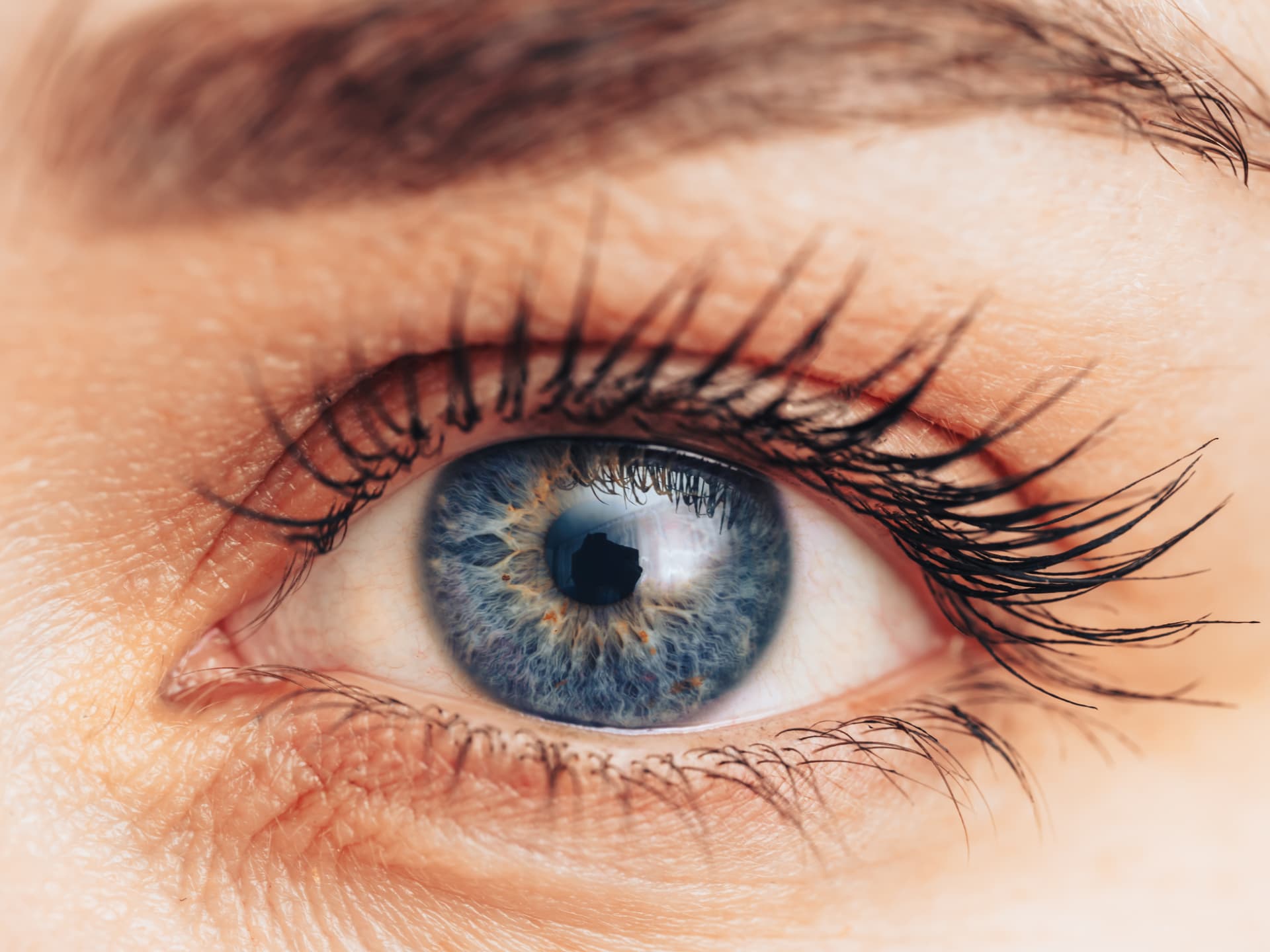 Frau mit der besten Mascara für Schlupflider auf den Wimpern