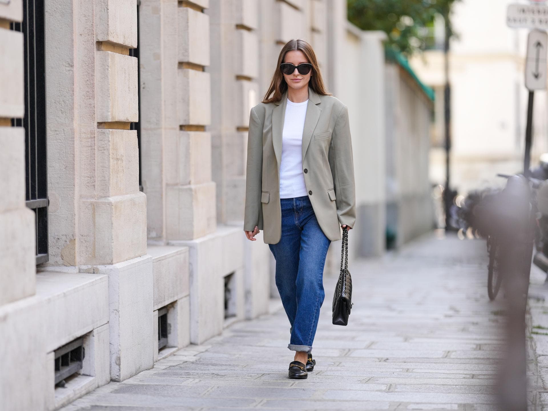 Blazer-Outfits, welches schlicht ist 