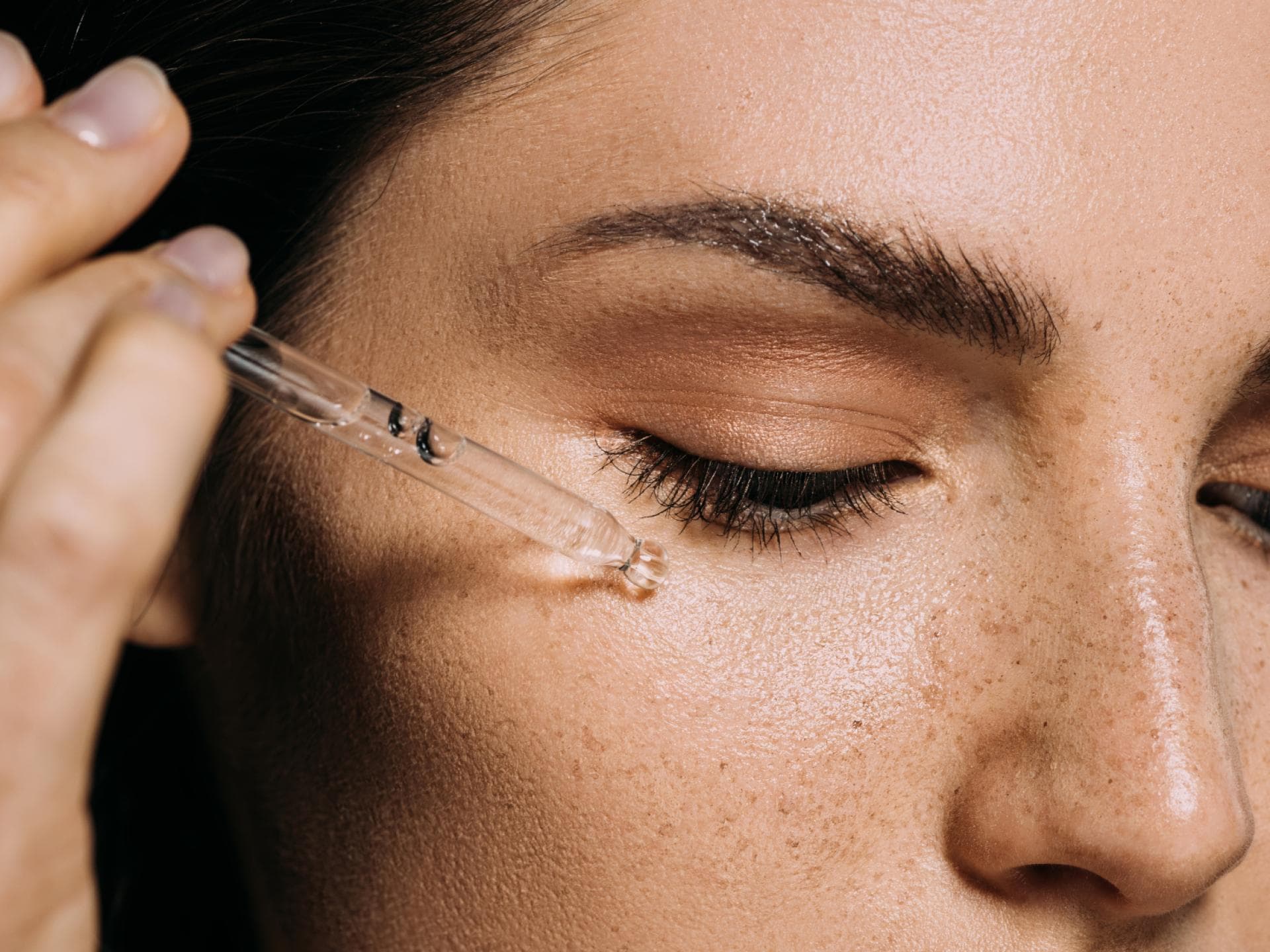 Das Botox-Serum von dm ist der Geheimtipp unserer Beauty-Redakteurin Frau benutzt Botox-Serum von dm