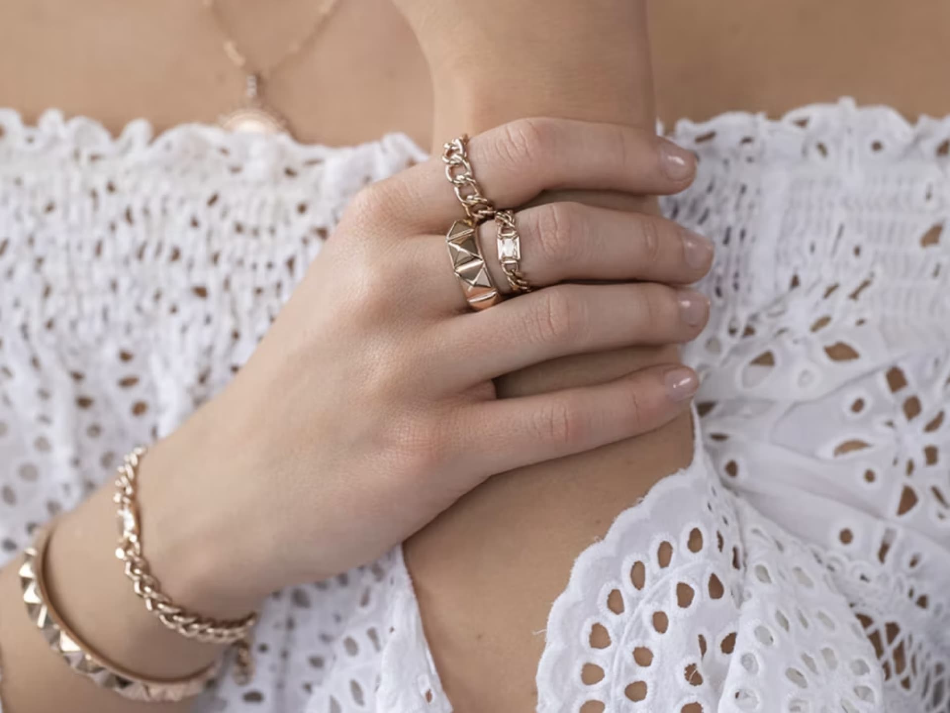 Eine Frau trägt Chain Ringe